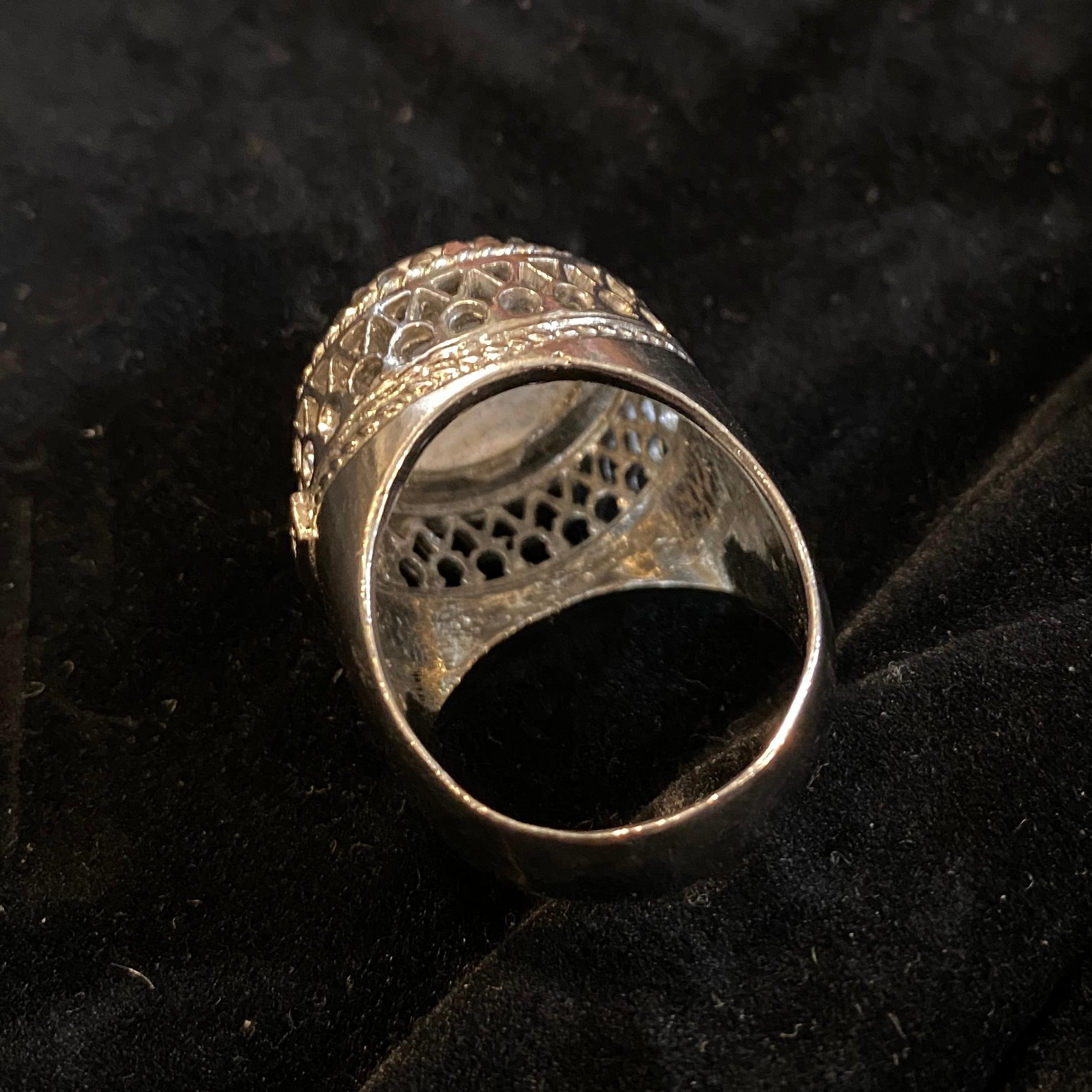 1990s Sterling Silver and  White Cabochon Agate Italian Cocktail Ring by Anomis For Sale 2