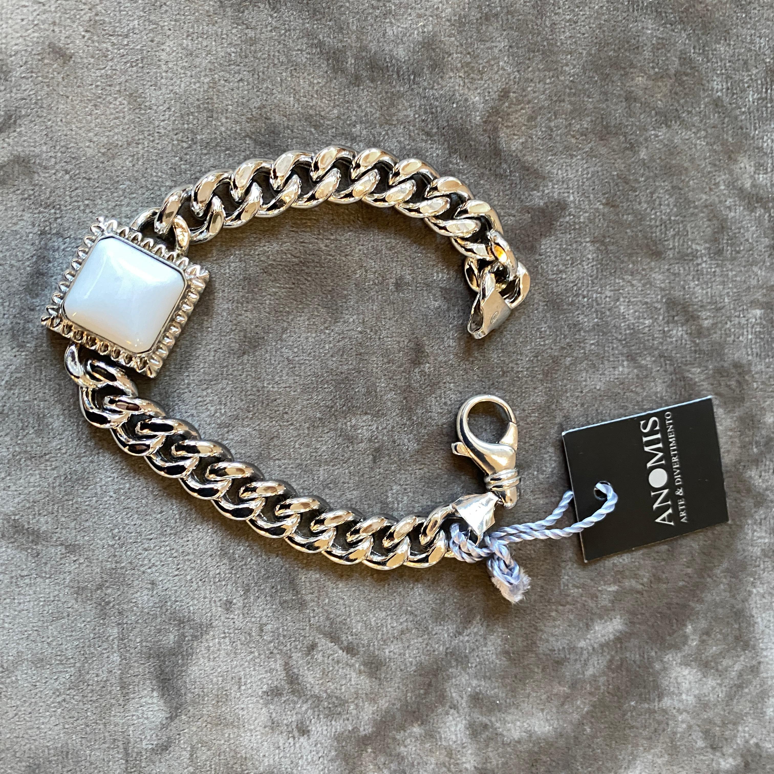 A 1990s Vintage Sterling Silver and White Agate Cabochon Italian Chain Bracelet In Excellent Condition For Sale In Aci Castello, IT