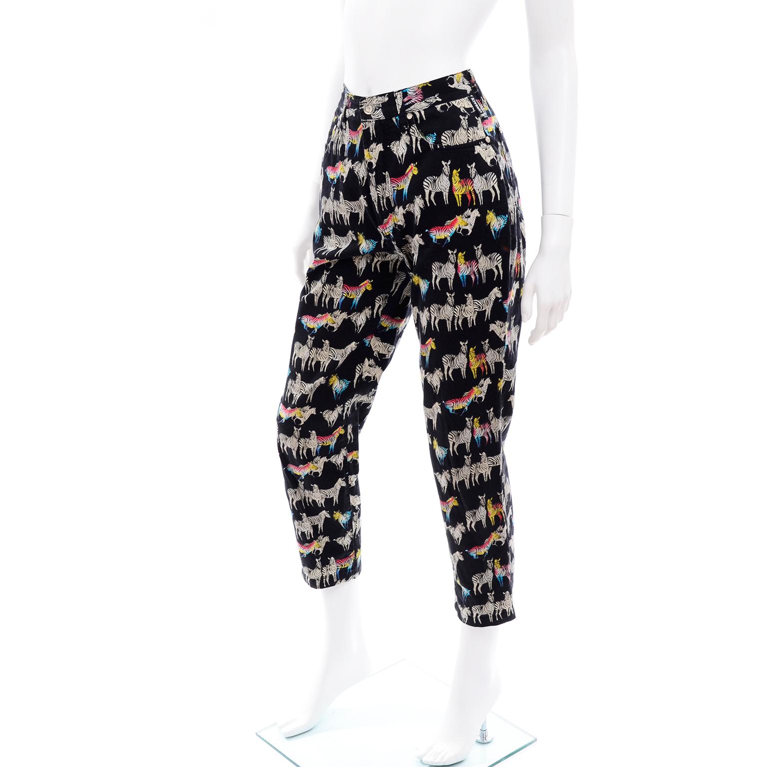 Ce pantalon Versace Jeans Couture des années 1990 est imprimé d'un motif zébré arc-en-ciel unique en son genre !  Ces jambes en forme de piquet  Les jeans sont dotés de tous les accessoires médusa argentés habituels et se ferment par une fermeture à