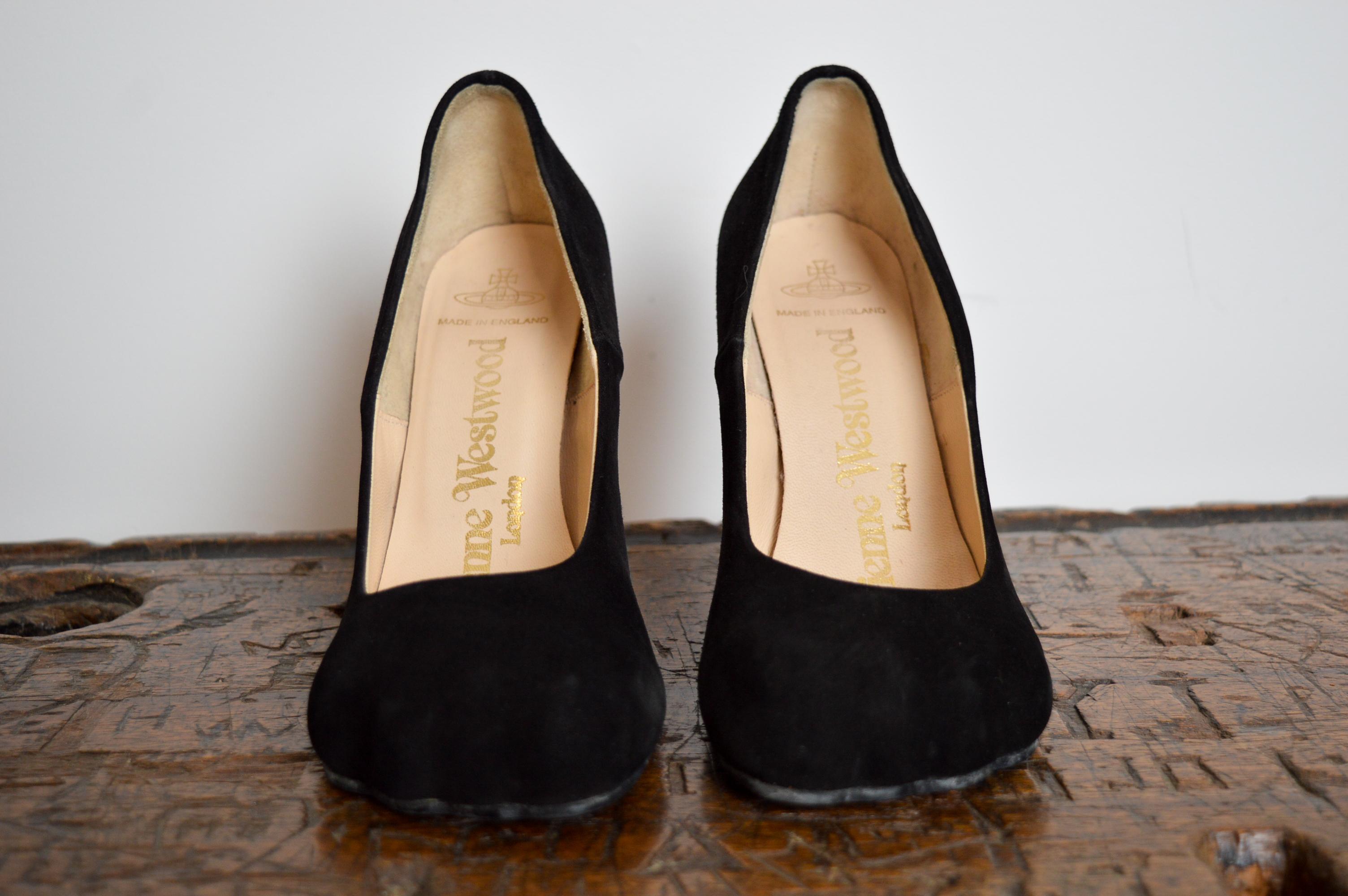 Incredible 1990's Vintage Vivienne Westwood black suede 'Animal toe' high heeled court shoes !

Features:
Leather lined interior
HANDMADE IN ENGLAND
Original Soles
U.K. Size 4 / EU Size 36
Heel height : 9.5cm 
Condition ; 8/10 overall great general