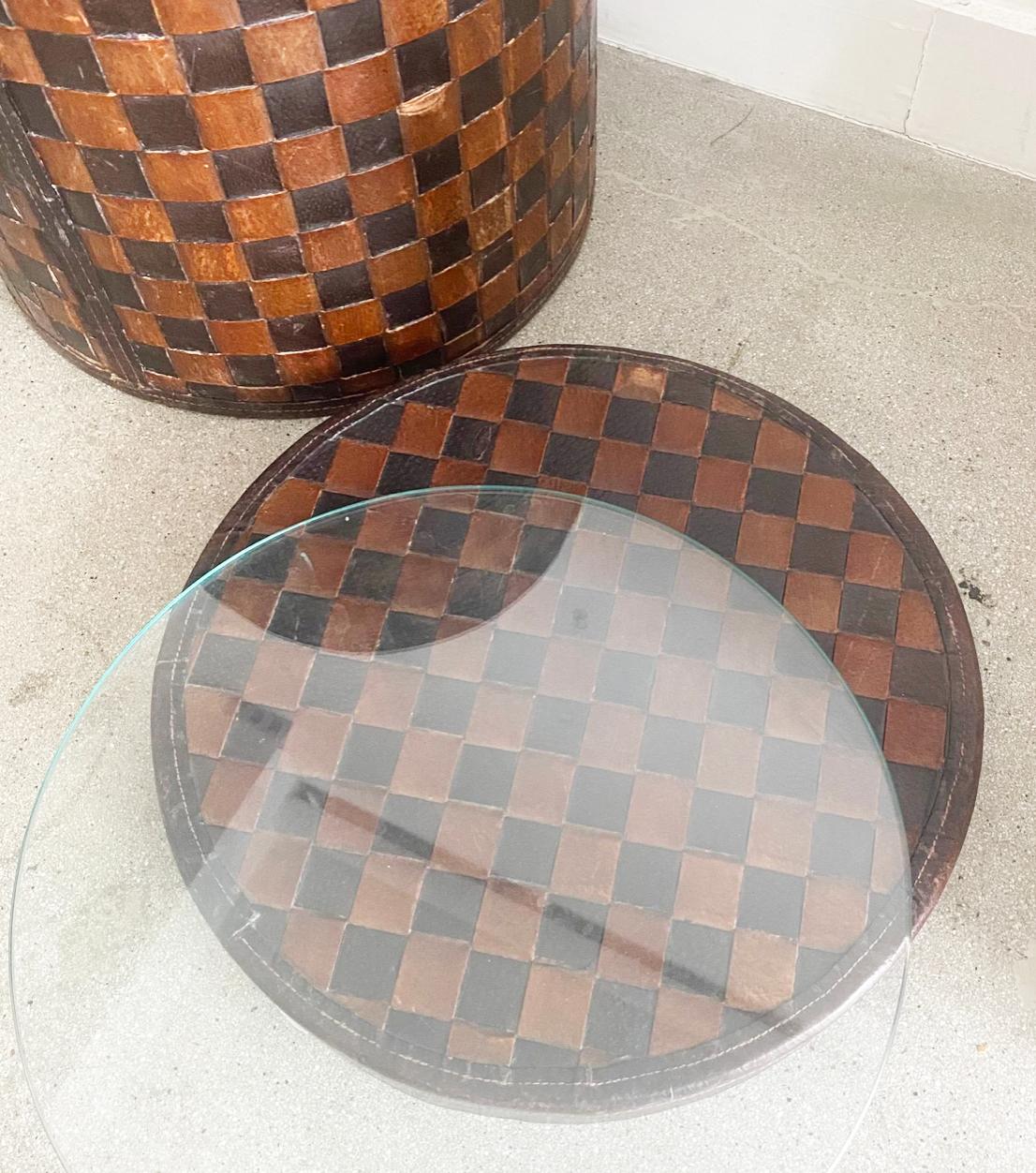 1990s Vintage Tejido de cuero a cuadros marrón lateral mesa auxiliar almacenamiento tapa de cristal Estadounidense en venta