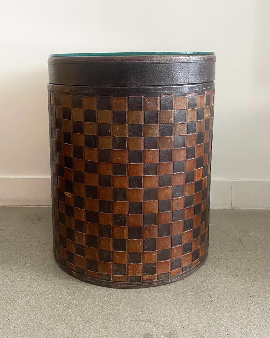 1990s Vintage Tejido de cuero a cuadros marrón lateral mesa auxiliar almacenamiento tapa de cristal en Bueno estado para la venta en San Gabriel, CA