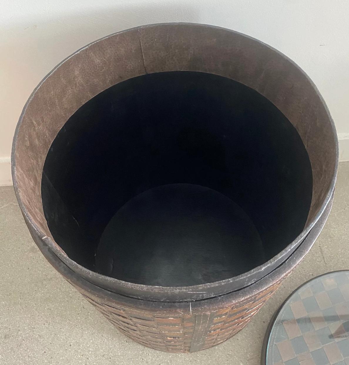 1990s Vintage Tejido de cuero a cuadros marrón lateral mesa auxiliar almacenamiento tapa de cristal finales del siglo XX en venta
