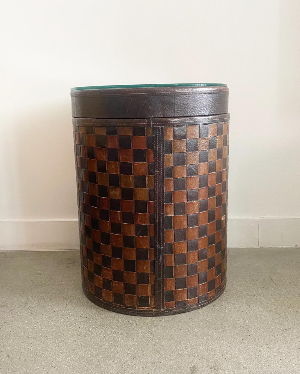 1990s Vintage Tejido de cuero a cuadros marrón lateral mesa auxiliar almacenamiento tapa de cristal Cuero en venta