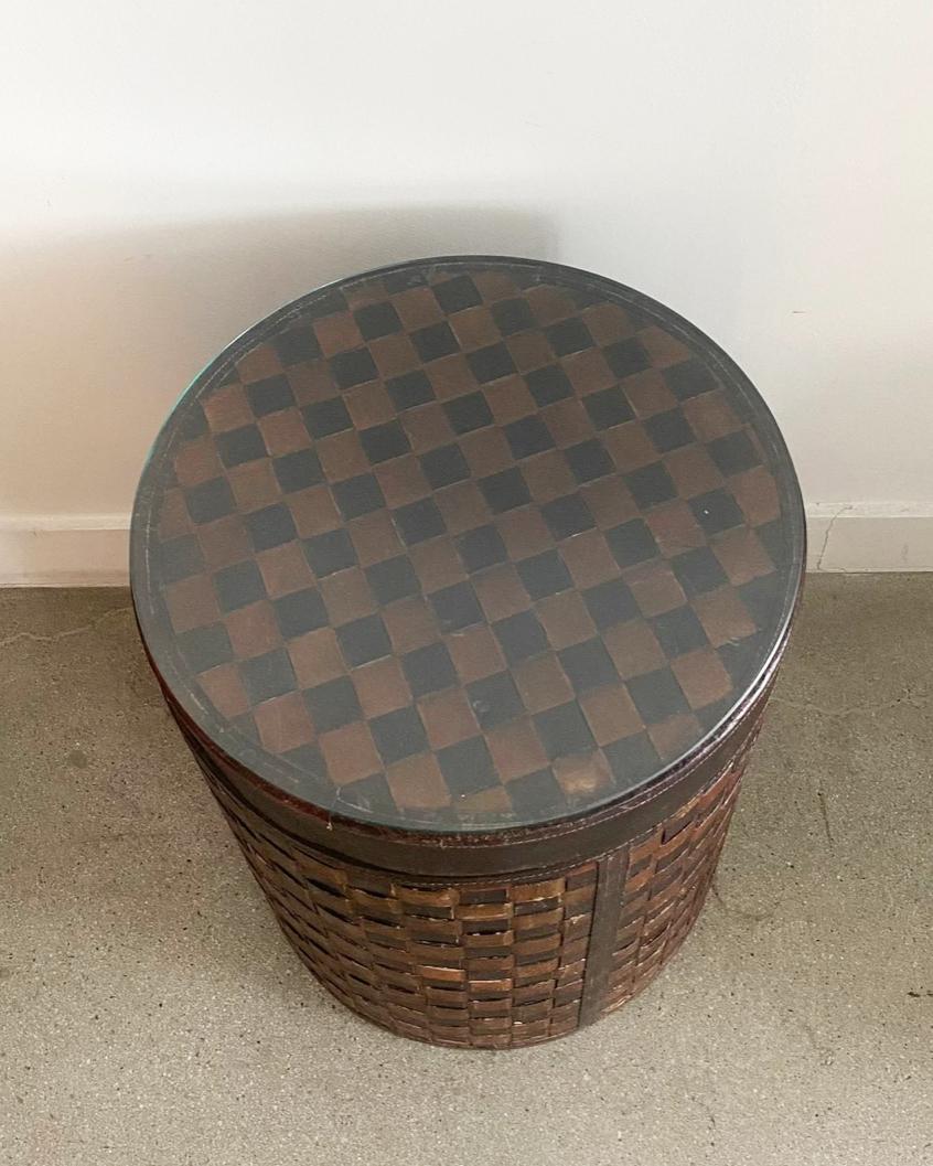 1990s Vintage Tejido de cuero a cuadros marrón lateral mesa auxiliar almacenamiento tapa de cristal en venta 1