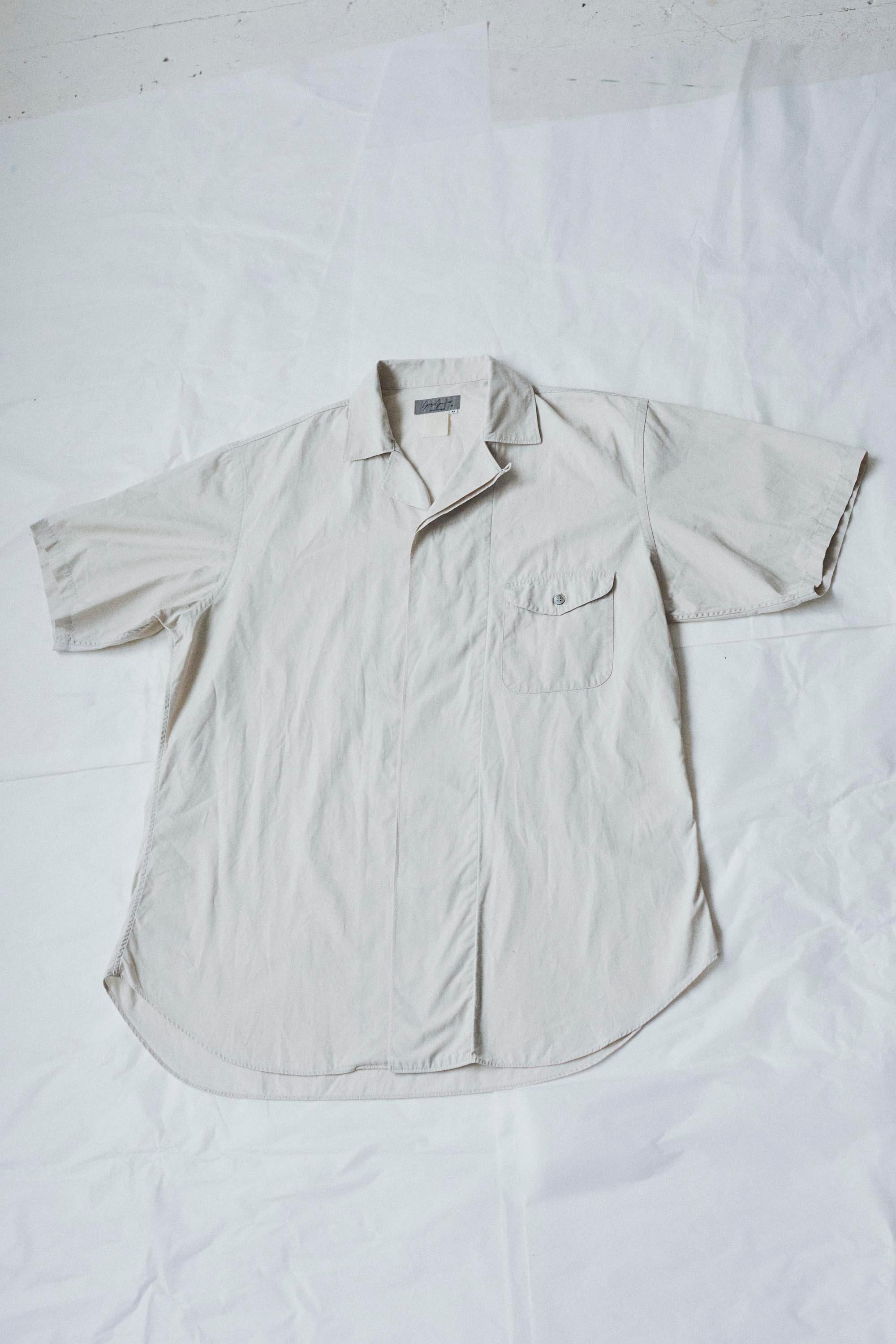 1990s Yohji Yamamoto wide oversized shirt. Concealed button down, mutable collar. Short sleeves. Excellent condition.

Beige / Grey 


Shoulder 20