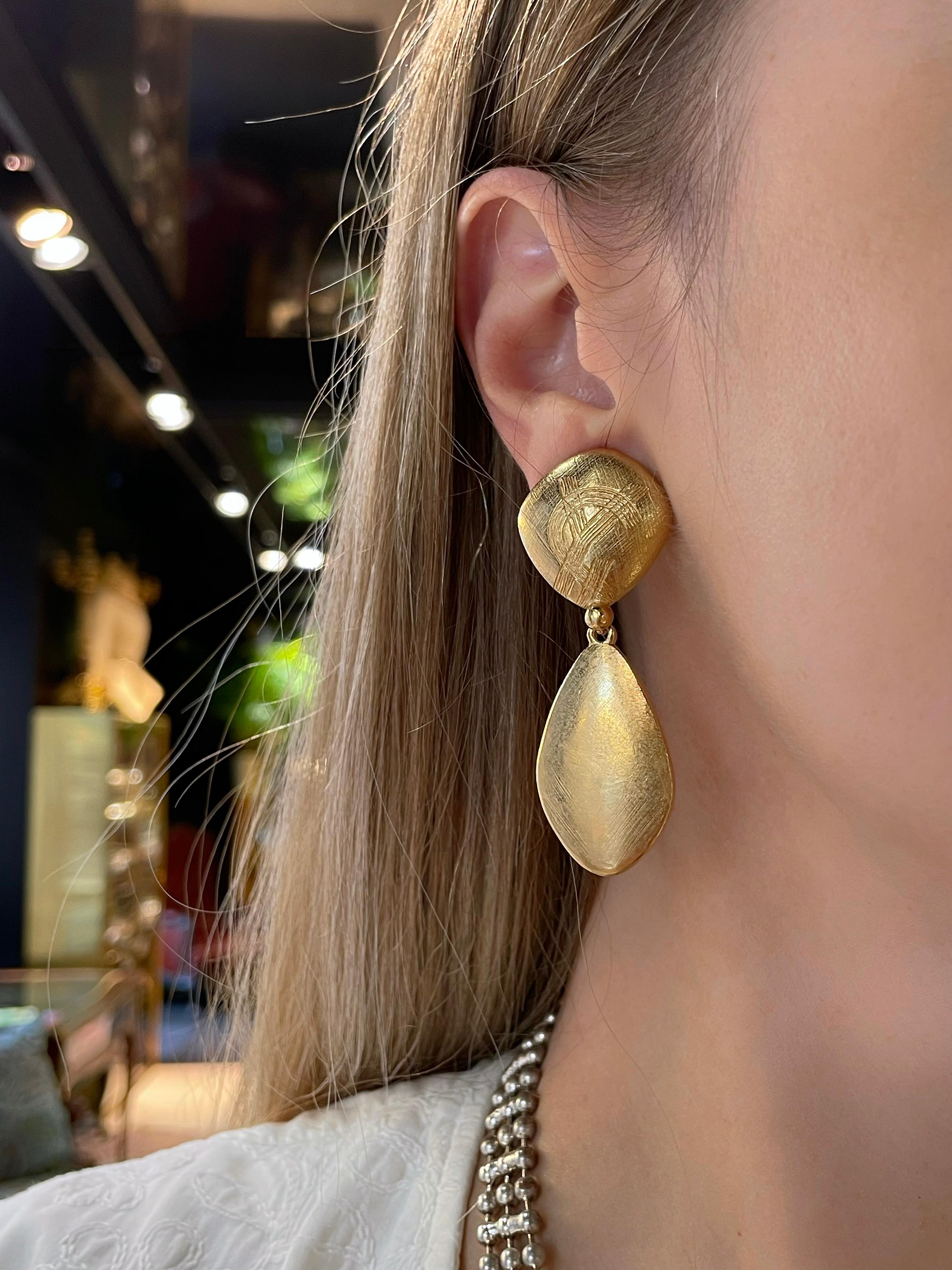 This is a pair of vintage gold tone textured long clip-on earrings. The piece is gold plated, designed by YSL in 1990’s.

Signed: “YSL. Made in France” (shown in photos).

Length: 6cm

———

If you have any questions, please feel free to ask. We