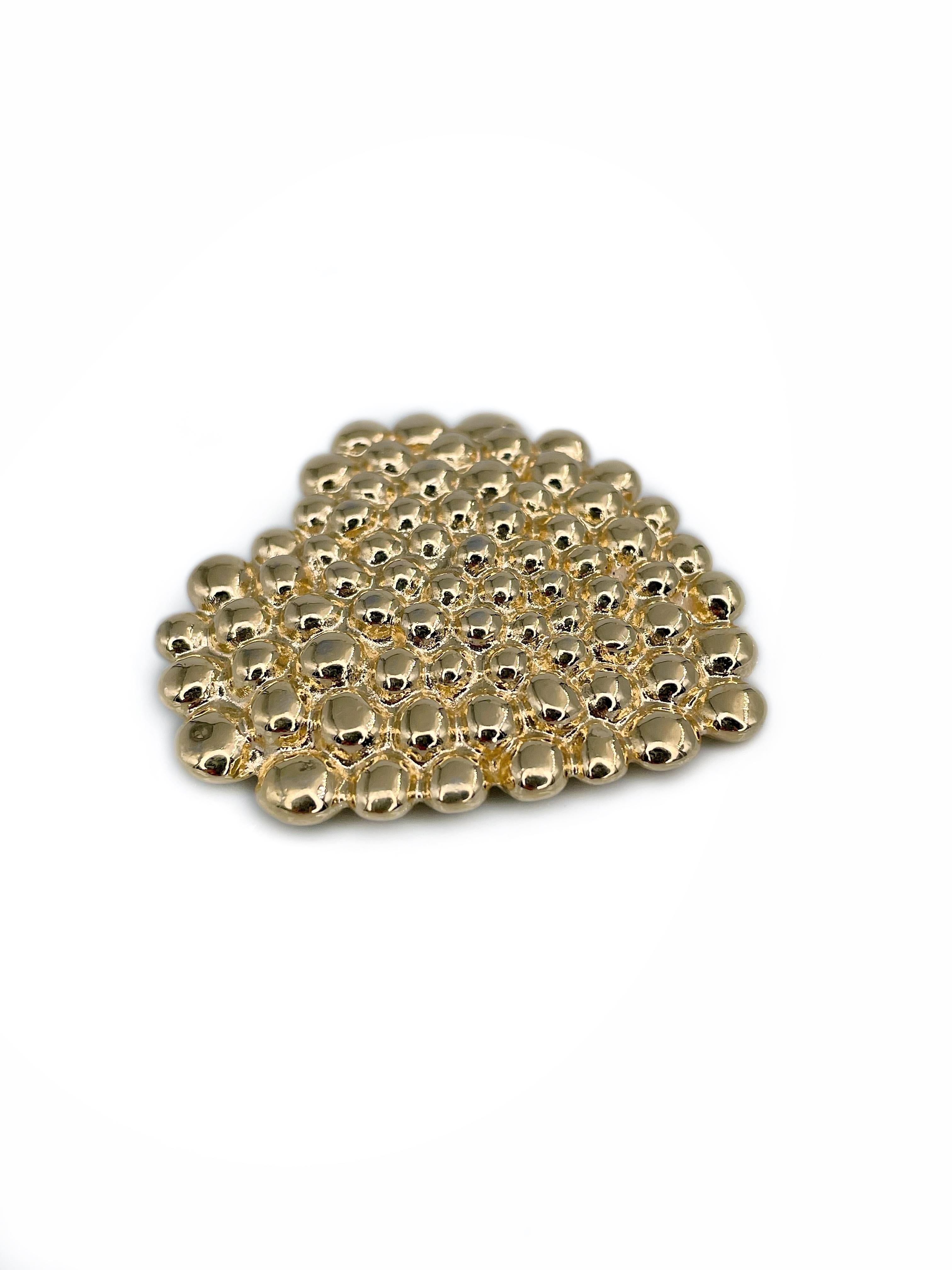 This is a gold tone bubble pattern heart brooch designed by YSL in 1990’s. The piece is gold plated. 

Signed: “YSL. Made in France” (shown in photos).

Size: 4.5x4.7cm

———

If you have any questions, please feel free to ask. We describe our items