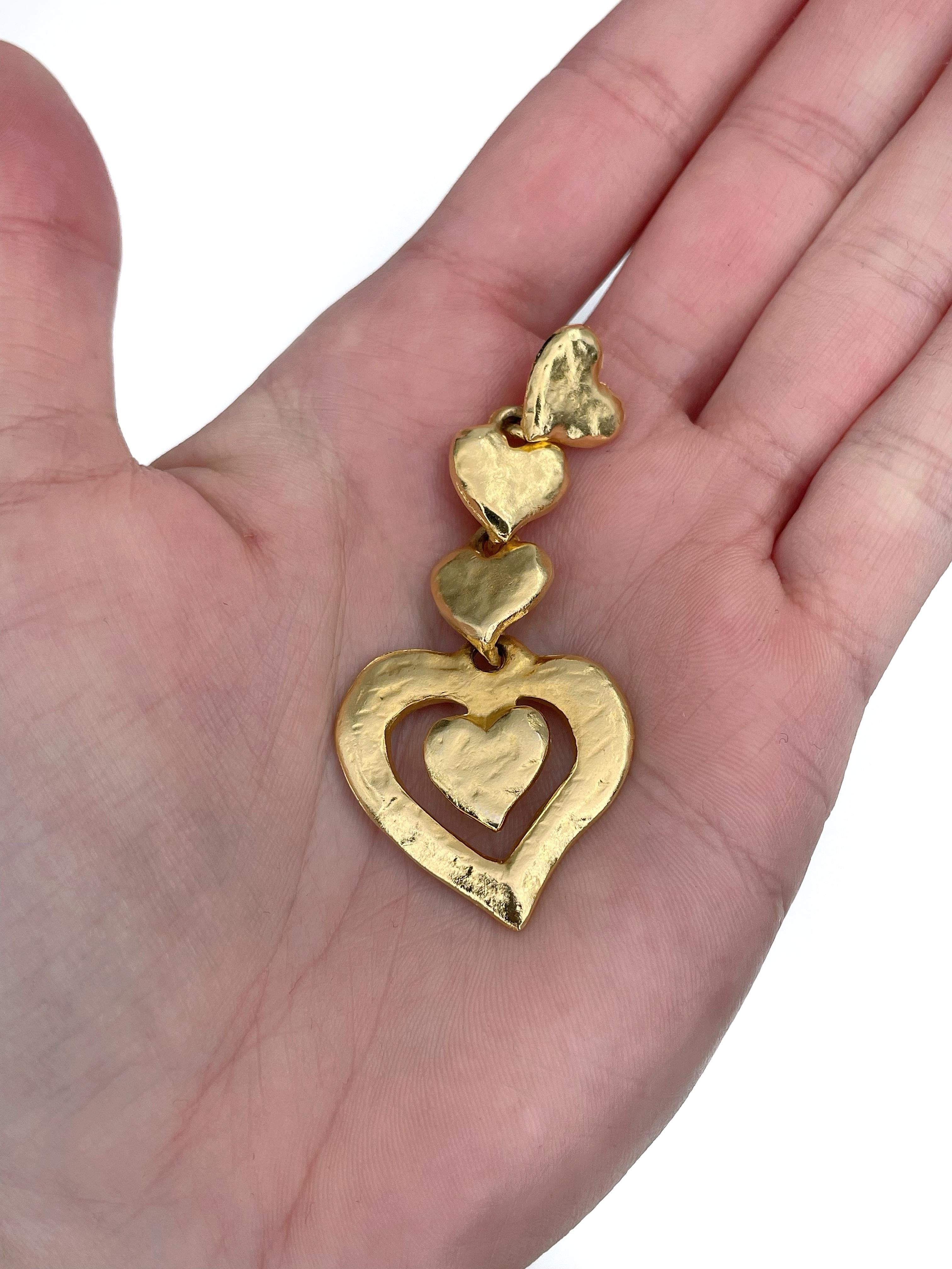 This is a gold tone multiple heart drop pendant designed by YSL in 1990’s. The piece is gold plated. 

Signed: “YSL” (shown in photos).

Size: 6.2x3cm

———

If you have any questions, please feel free to ask. We describe our items accurately. Please