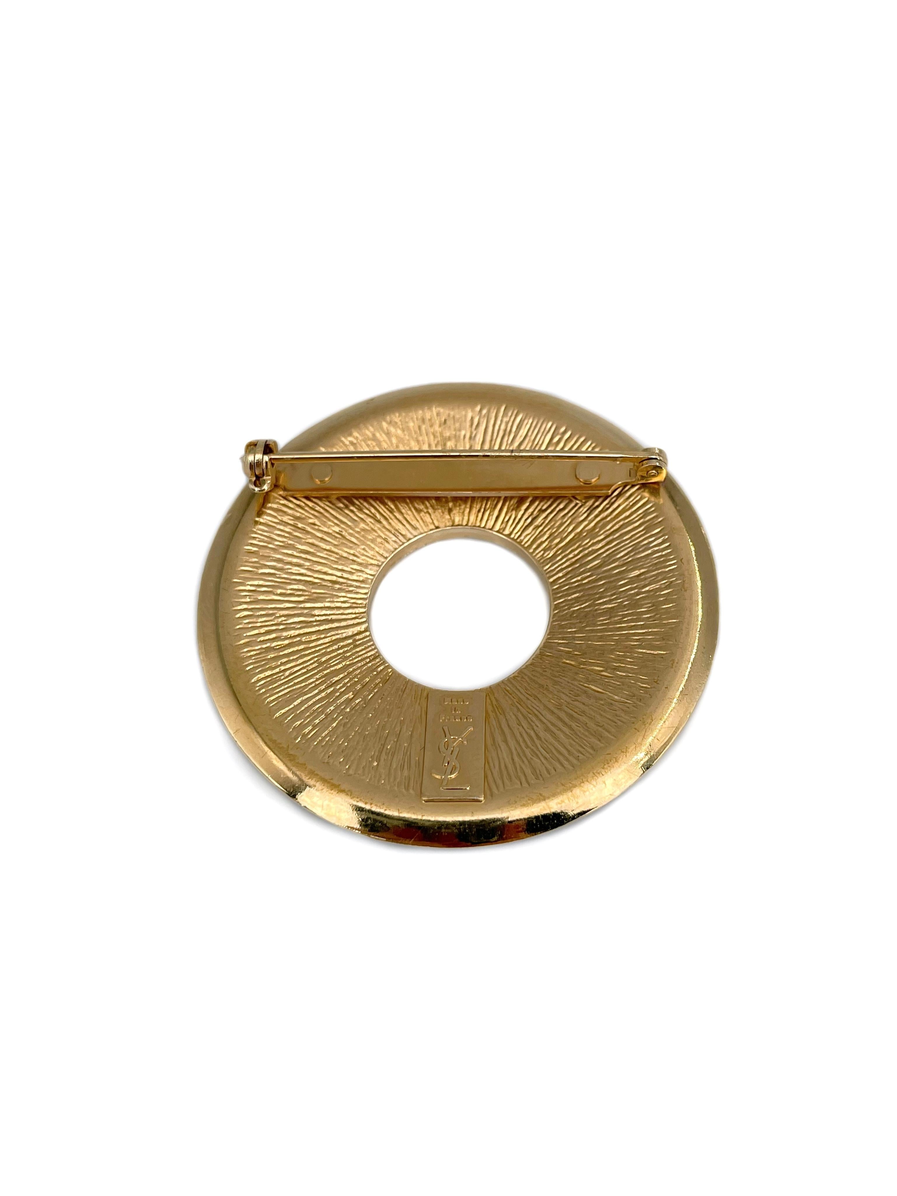 Yves Saint Laurent YSL Broche ronde vintage en émail rouge, bleu et or, années 1990 Bon état - En vente à Vilnius, Vilniaus apskr.