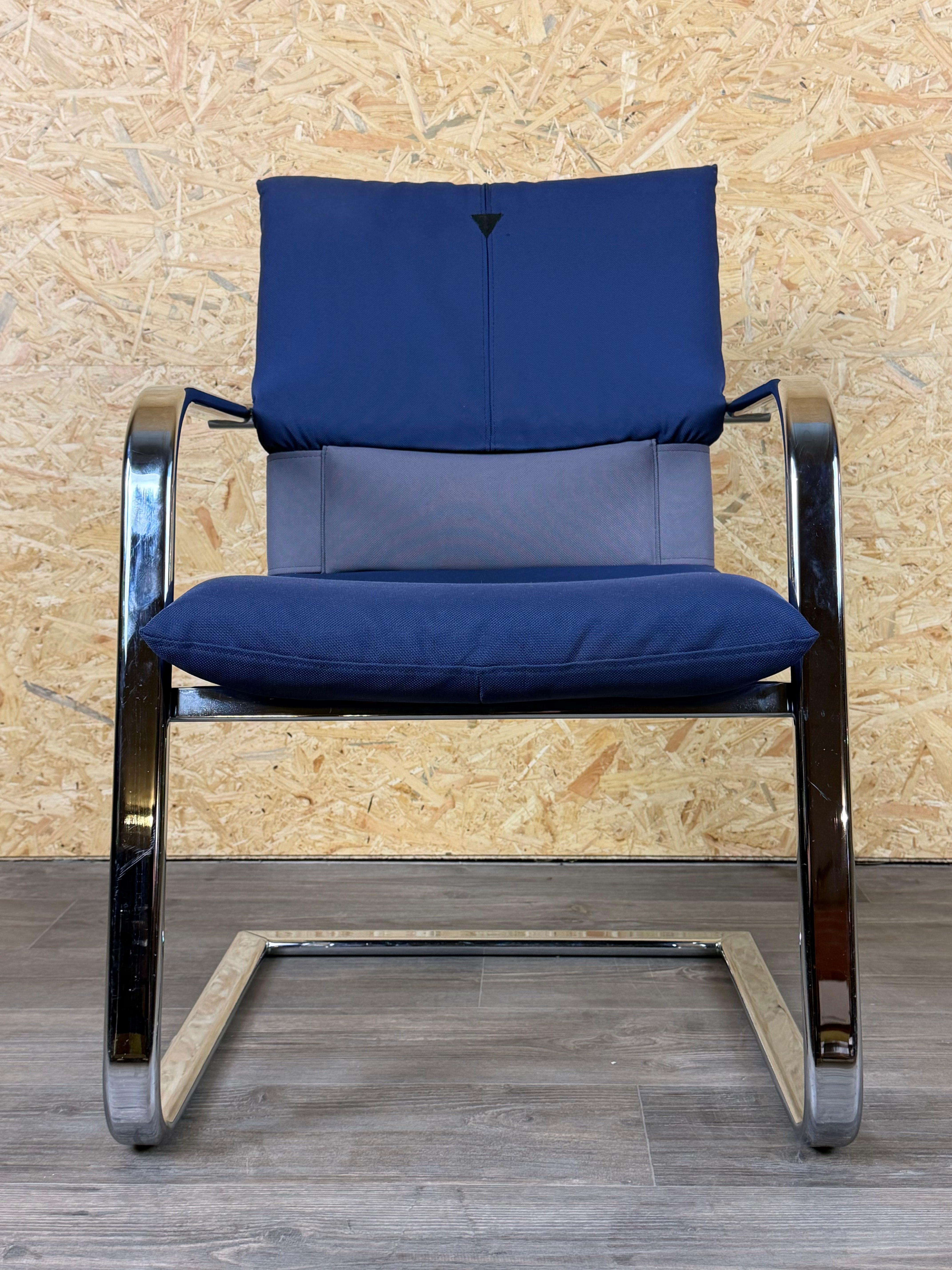 1990 Vitra Figura Cantilever Chair, Design by Mario Bellini, Object X, Metal & Fabric

Objet : Chaise en porte-à-faux

Fabricant : Vitra

Condit : Bon

Age : Circa 1990

Dimensions :

Largeur = 60 cm
Profondeur = 67 cm
Hauteur = 86,5 cm
Hauteur de