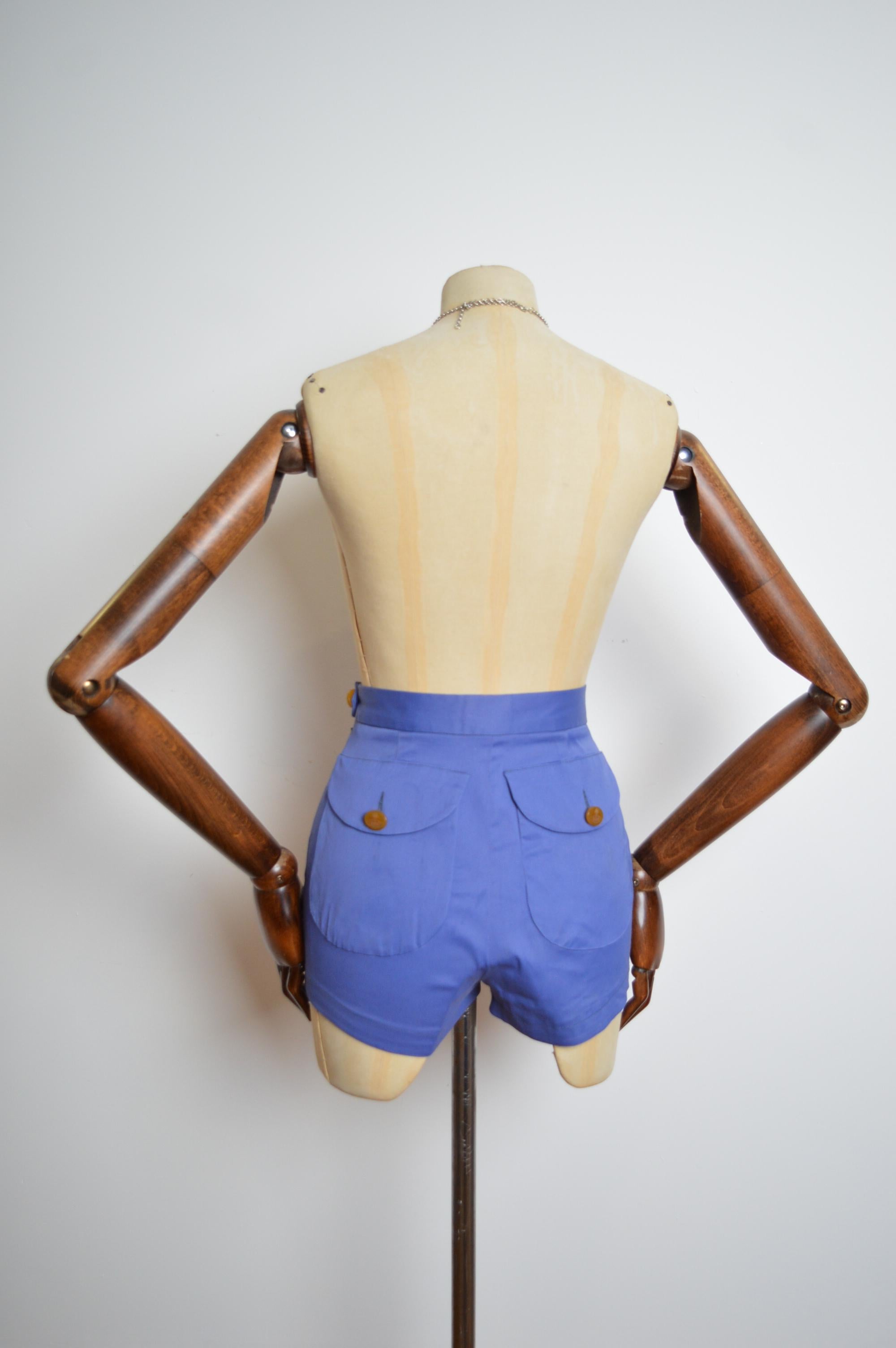 1990er Vivienne Westwood Blau Lila Stiefel Shorts mit hoher Taille und hoher Taille - Hot Hose im Zustand „Gut“ in Sheffield, GB