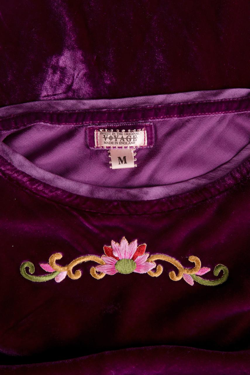 VOYAGE London - Robe longue en velours de soie mélangée brodée bordeaux/rose, années 1990 en vente 8