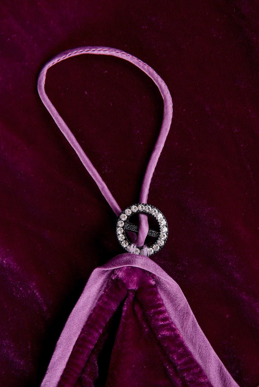 VOYAGE London - Robe longue en velours de soie mélangée brodée bordeaux/rose, années 1990 en vente 5