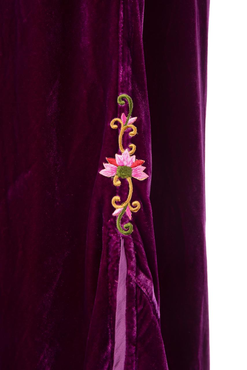 VOYAGE London - Robe longue en velours de soie mélangée brodée bordeaux/rose, années 1990 Pour femmes en vente