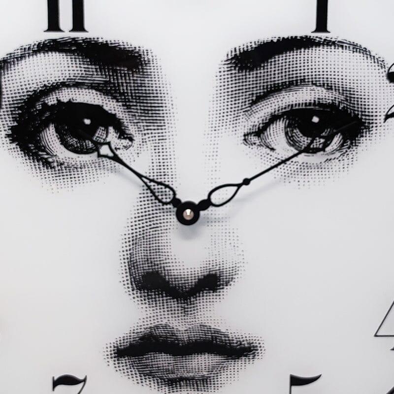 Italiano Orologio da parete anni '90 in  Vetro di Fornasetti. Prodotto in Italia in vendita
