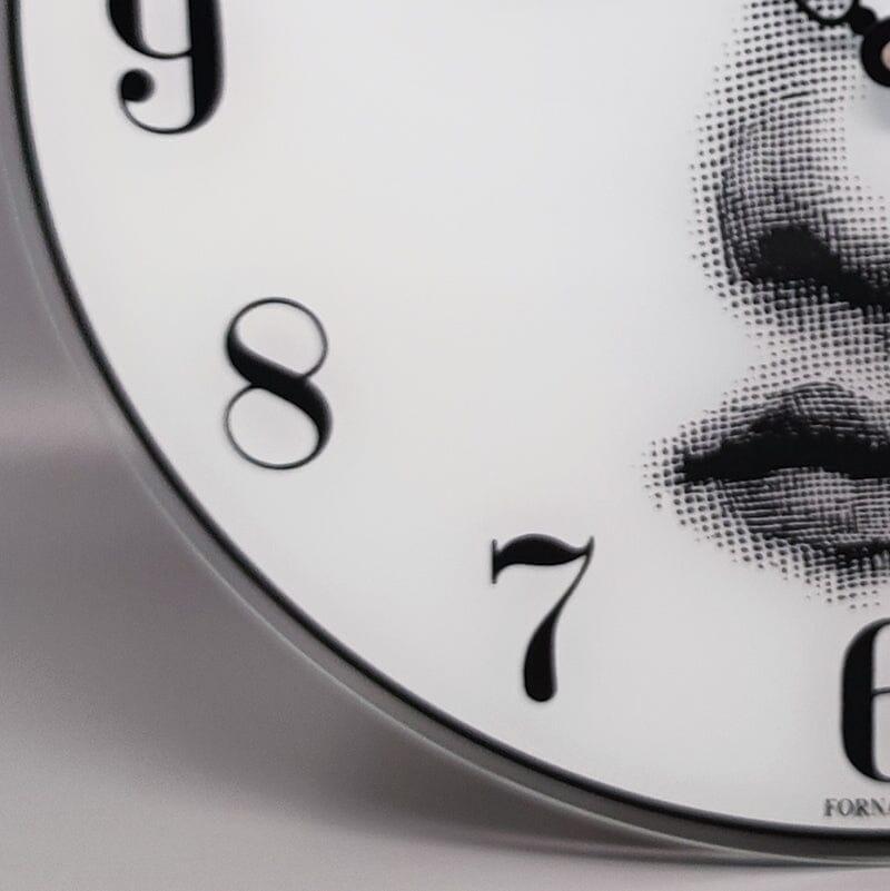Orologio da parete anni '90 in  Vetro di Fornasetti. Prodotto in Italia in vendita 1
