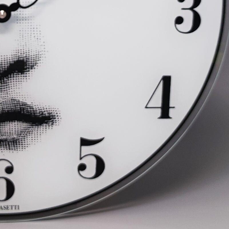 Orologio da parete anni '90 in  Vetro di Fornasetti. Prodotto in Italia in vendita 2