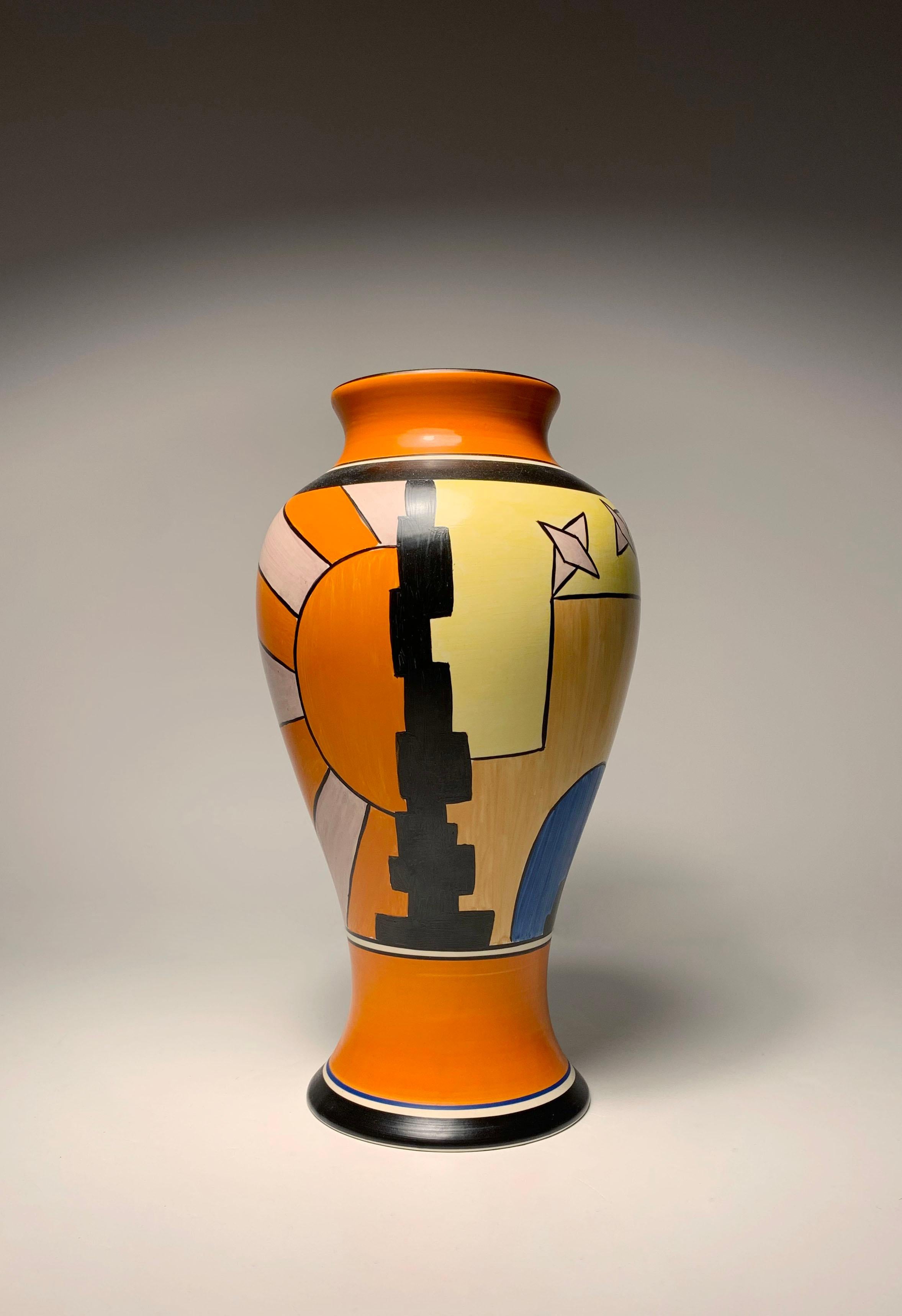 Vaso Wedgwood Bizarre Sunray Meiping di Clarice Cliff del 1990.
Da un'edizione limitata di soli 250 esemplari. Sebbene non appartenga alla produzione originale degli anni '30, è stato realizzato in seguito, approssimativamente negli anni '90, da