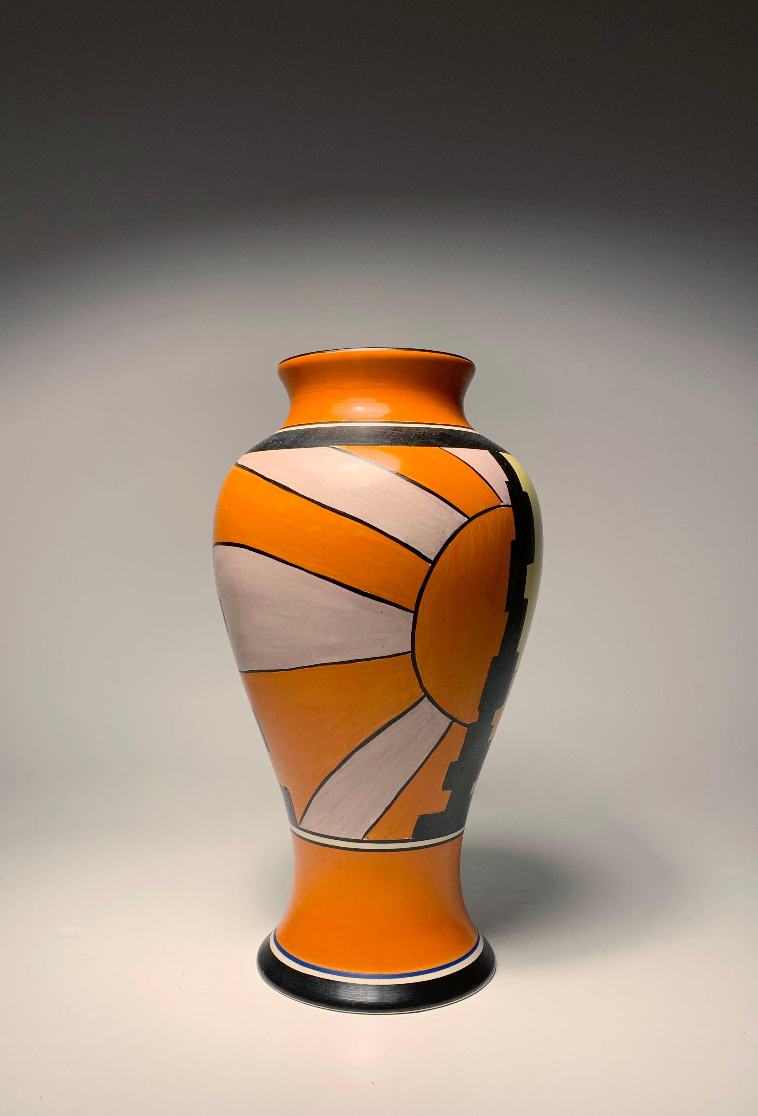 Inglese Vaso Wedgwood Bizarre Sunray Meiping del 1990 di Clarice Cliff in vendita
