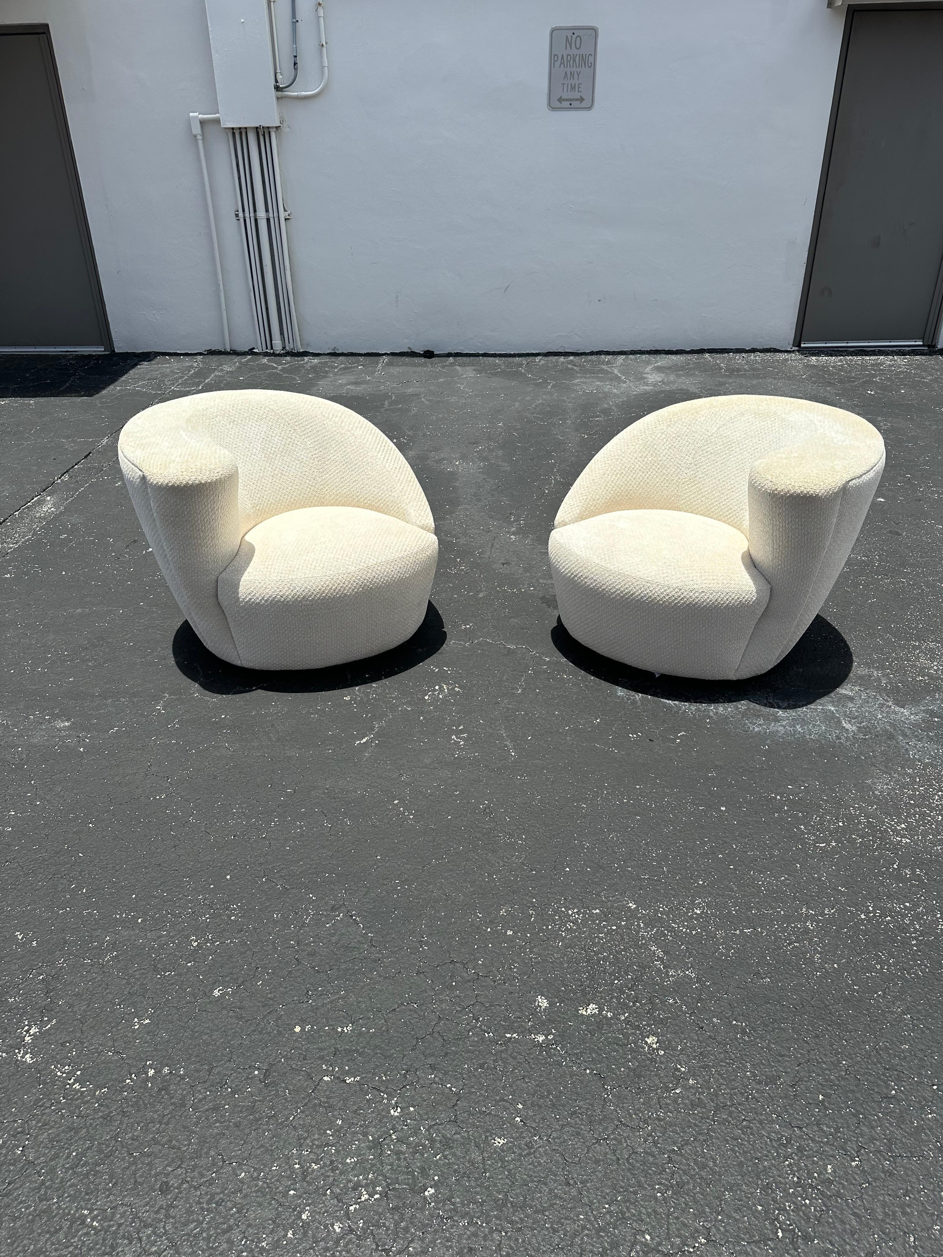 Versetzen Sie sich mit diesem exquisiten skulpturalen Drehstuhl zurück in die eleganten und anspruchsvollen 1990er Jahre. Die äußerst seltenen Stühle strahlen einen Hauch von Luxus und Raffinesse aus. Das Design ist durchgängig herausragend. Der