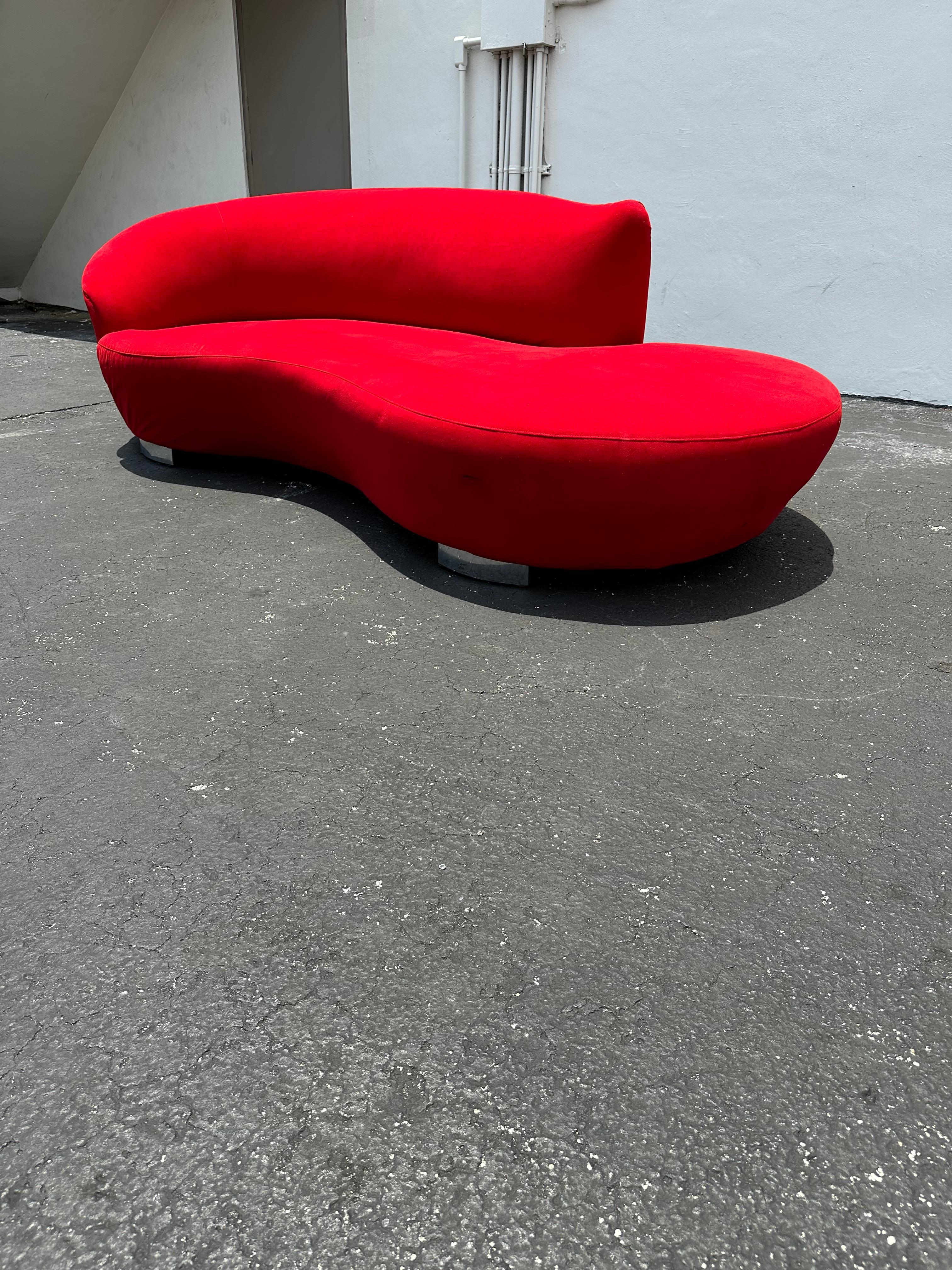 Postmoderne Weiman - Canapé serpentin rouge nuageux des années 1990 en vente