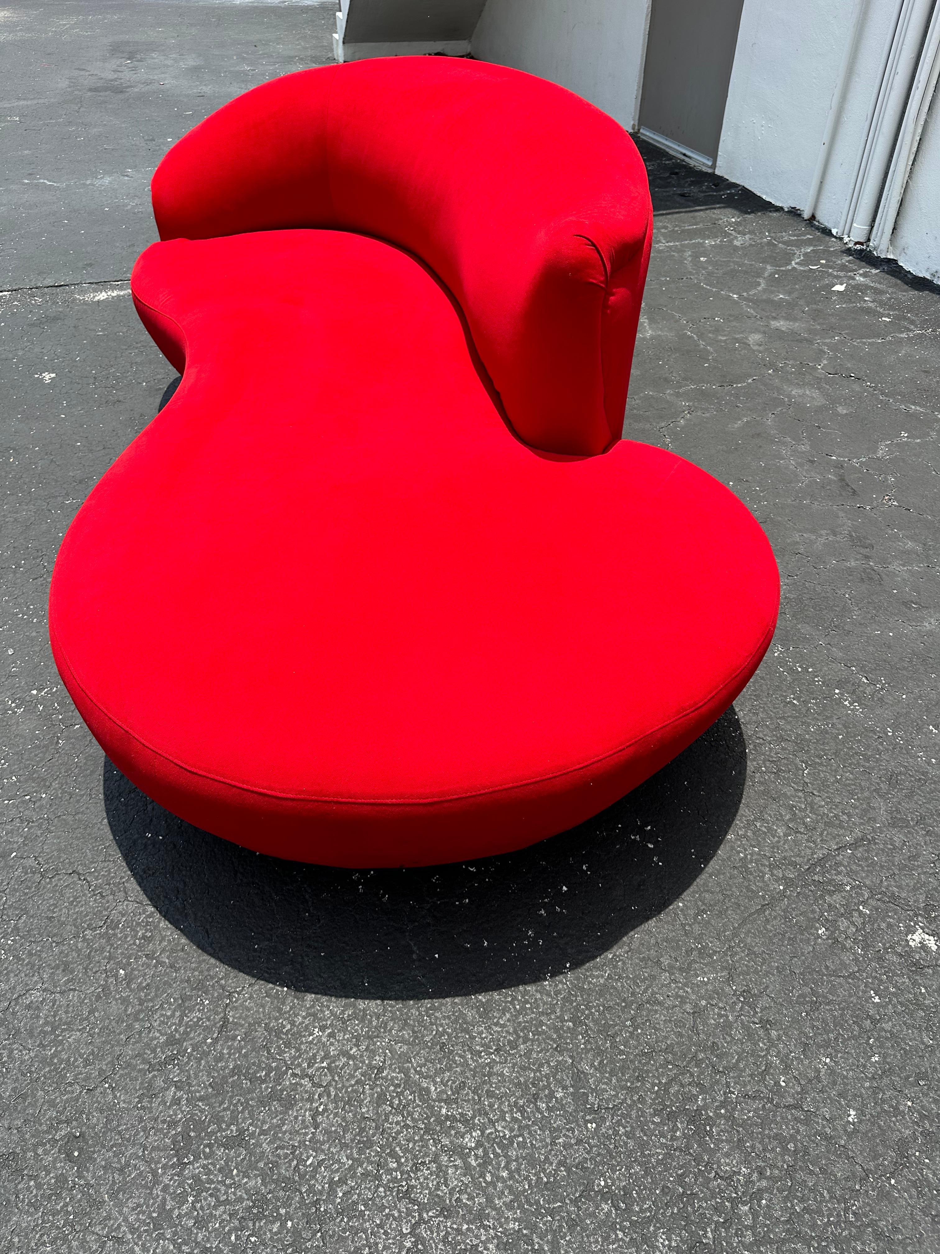 Weiman - Canapé serpentin rouge nuageux des années 1990 Bon état - En vente à Fort Lauderdale, FL