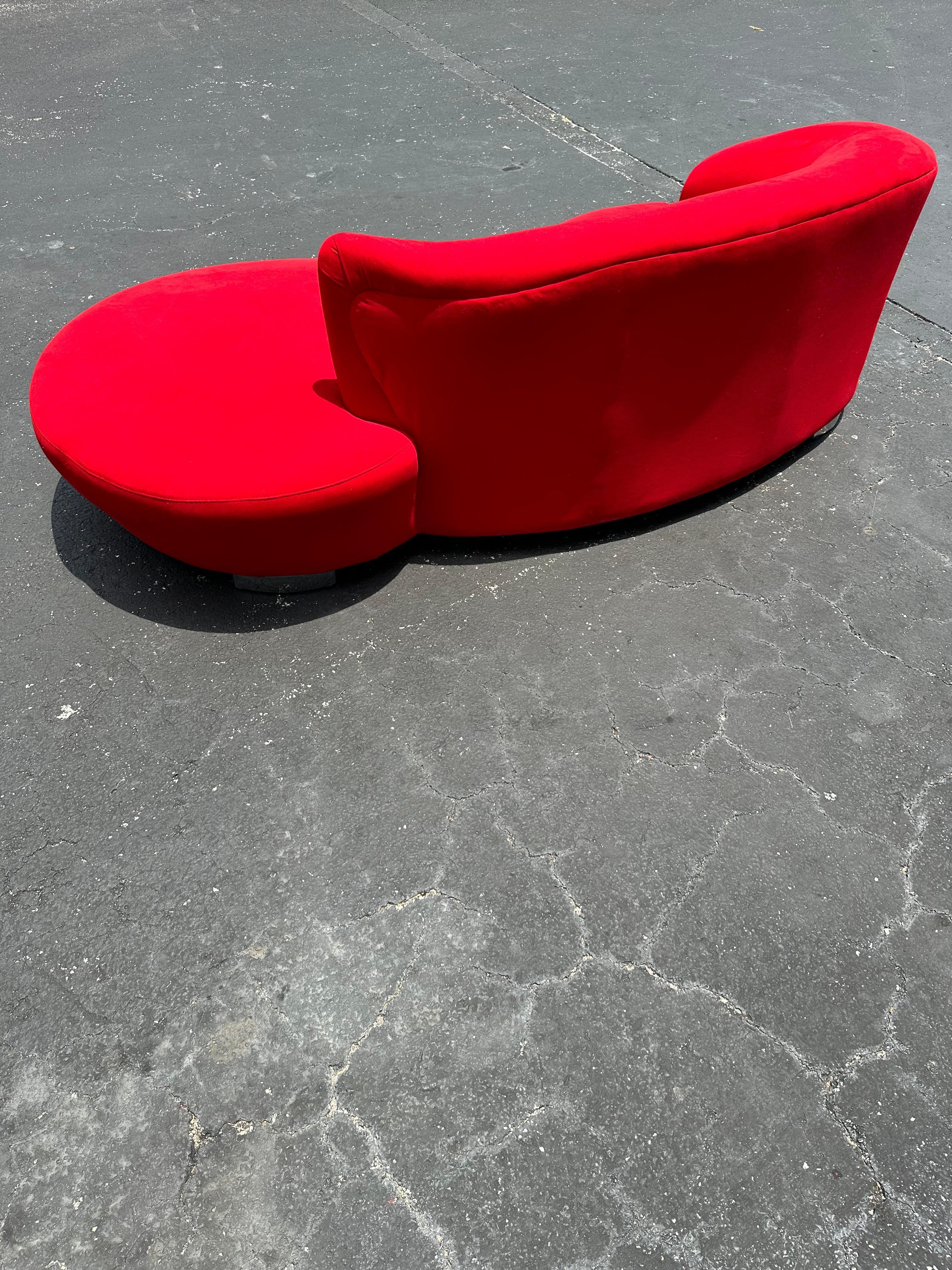 Tissu d'ameublement Weiman - Canapé serpentin rouge nuageux des années 1990 en vente