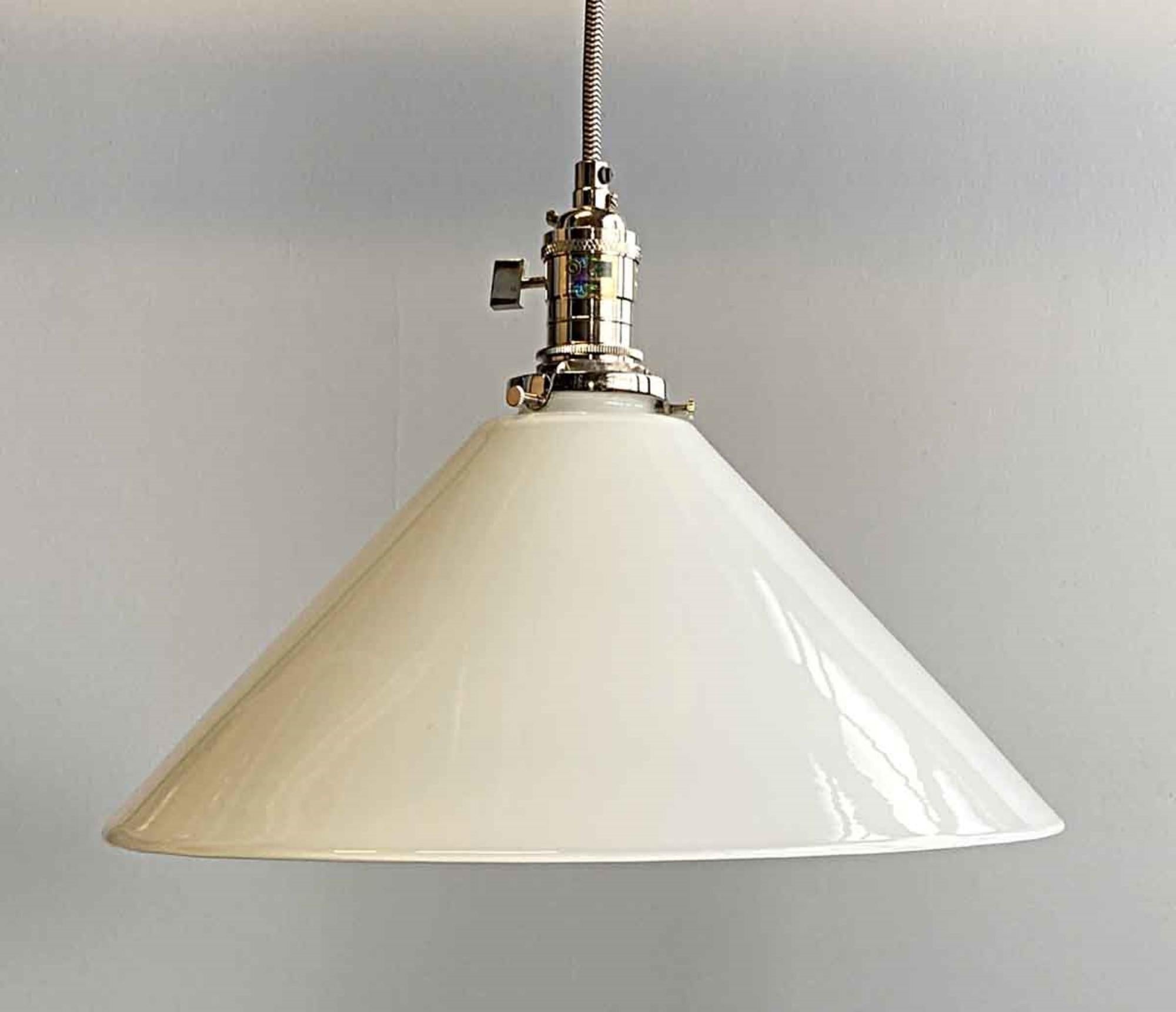 Mid-Century Modern Lampe à suspension en verre cône blanc avec quincaillerie en nickel poli, Neuf en vente