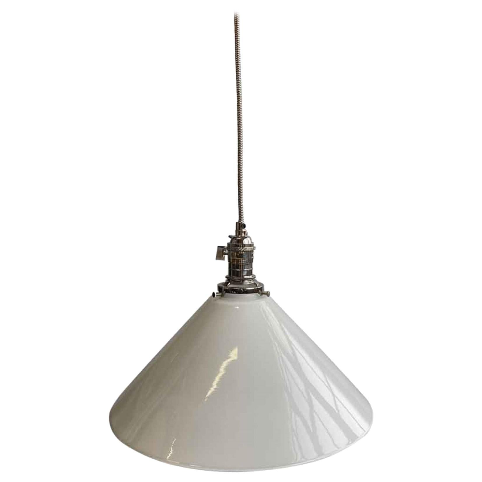 Lampe à suspension en verre cône blanc avec quincaillerie en nickel poli, Neuf en vente