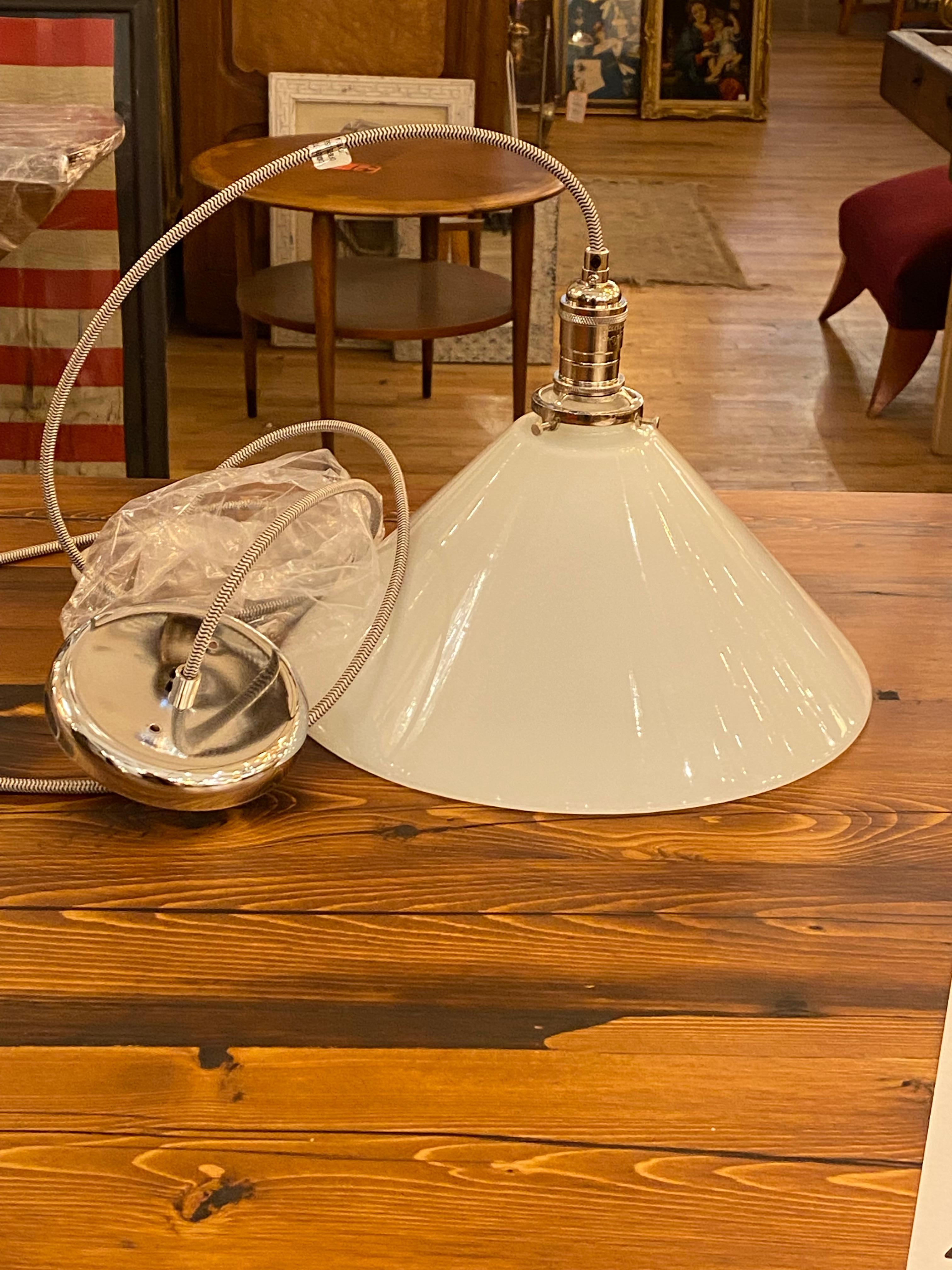Verre Lampe à suspension en verre cône blanc avec quincaillerie en nickel poli, Neuf en vente