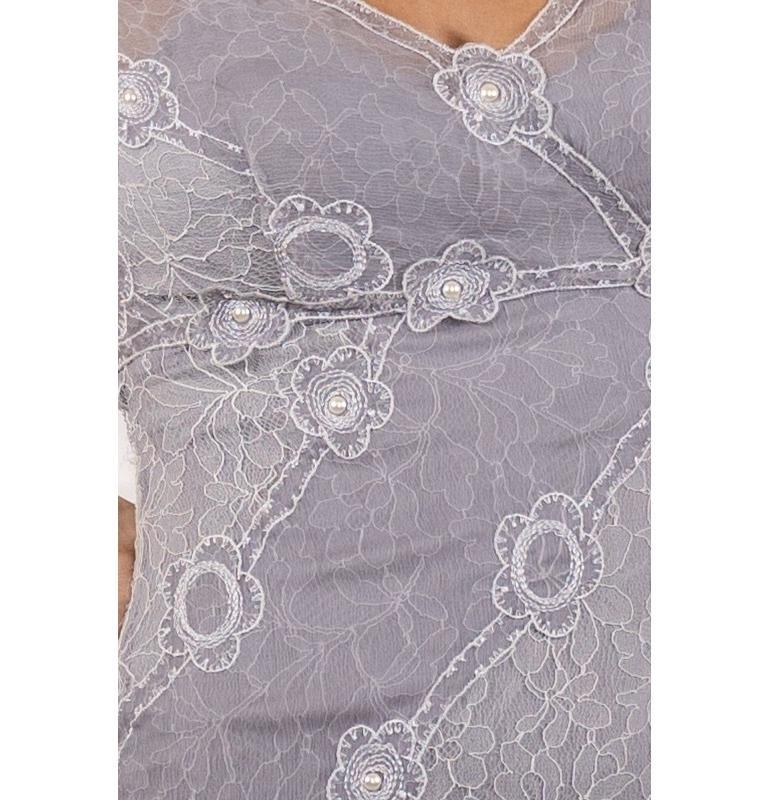 1990S Weißes und graues Seidenchiffon-Kleid mit Spitzenapplikationen und Empire-Taille im Angebot 5