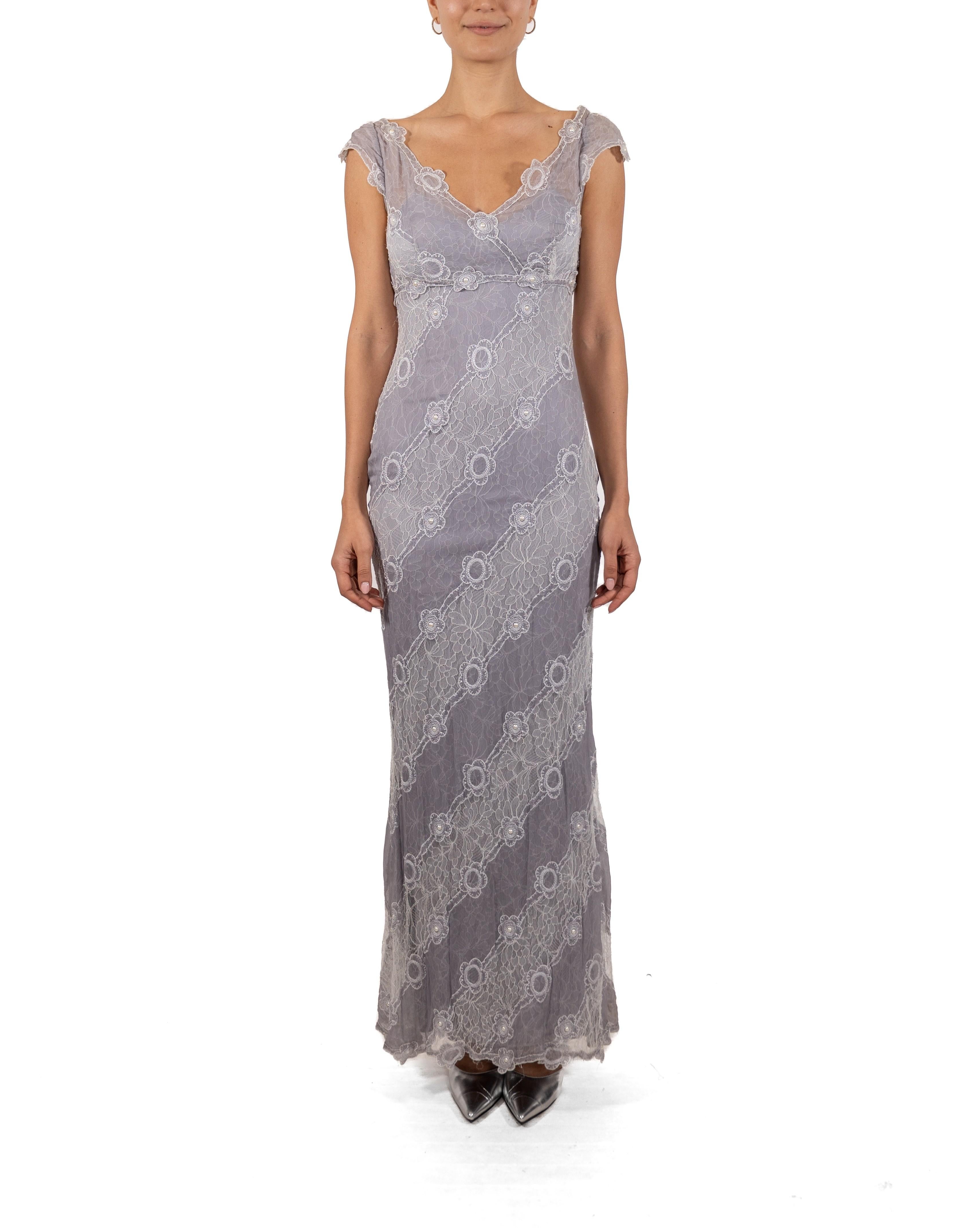 Dieses Kleid trägt kein Label, aber die Menge an Handarbeit deutet auf Haute Couture oder Maßanfertigung hin, vollständig in Seide gefüttert.
Jahrzehnt: 1990s.

MATERIAL: Seide Chiffon.

Vintage By Zustand: Ausgezeichnet.