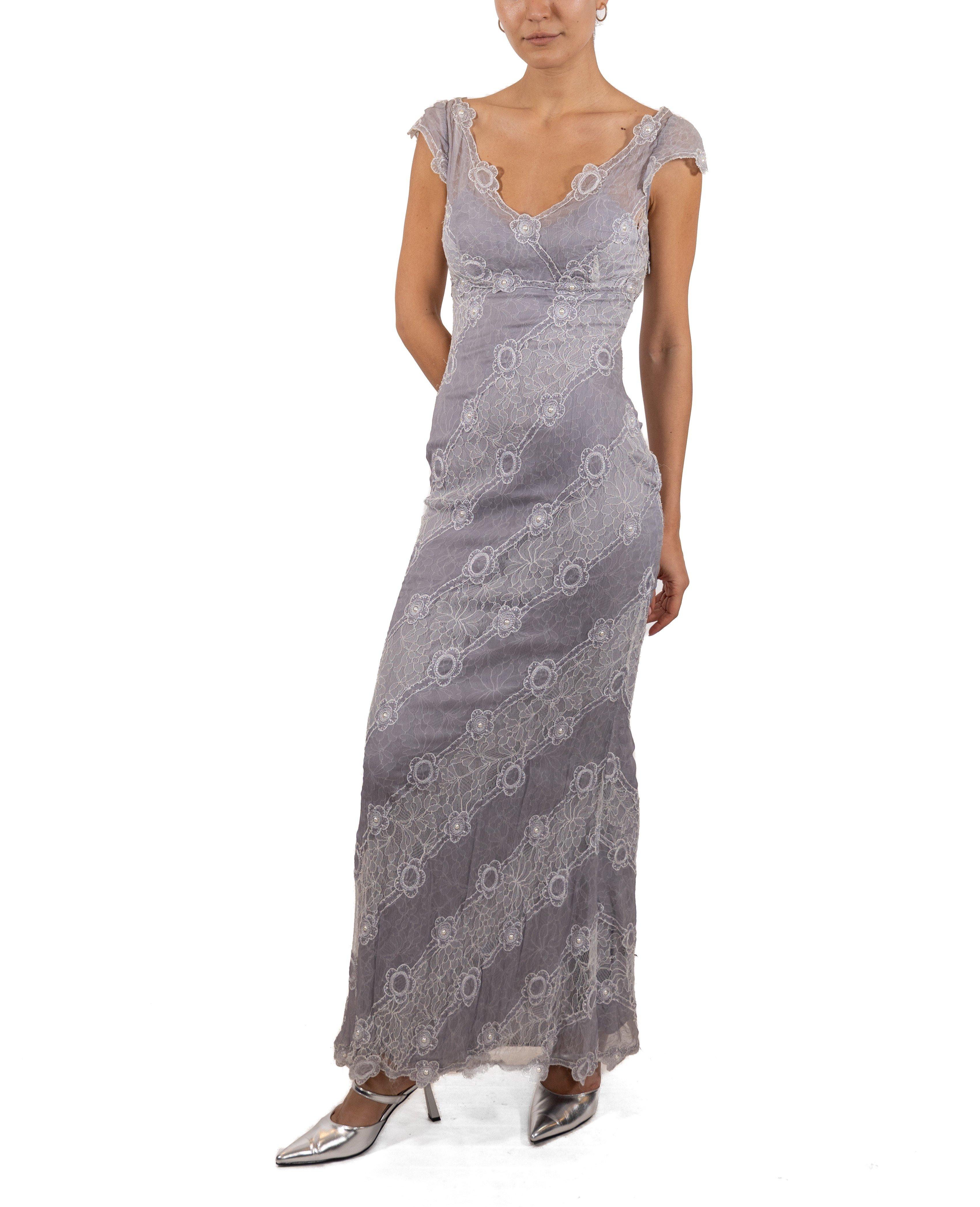 1990S Weißes und graues Seidenchiffon-Kleid mit Spitzenapplikationen und Empire-Taille (Grau) im Angebot