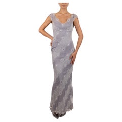Abito a vita impero in chiffon di seta bianco e grigio degli anni '90 con applicazioni in pizzo