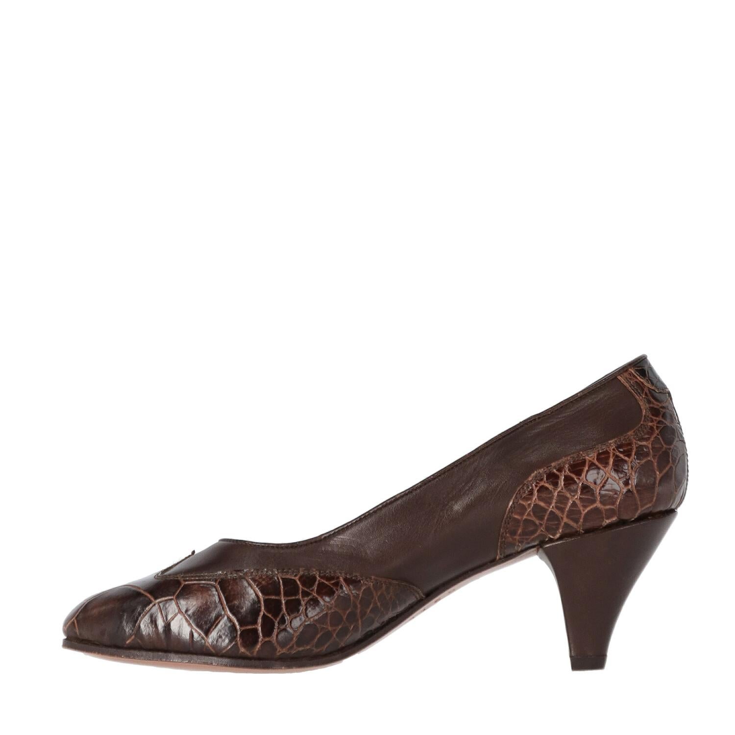 William dark brown genuine leather low-heeled pumps with brown crocodile skin inserts. Round toe and classic heel.

Please note that this item cannot be shipped outside European Union.
Years: 90s

Size: 36 EU

Heel: 6 cm
Insole lenght: 22 cm 