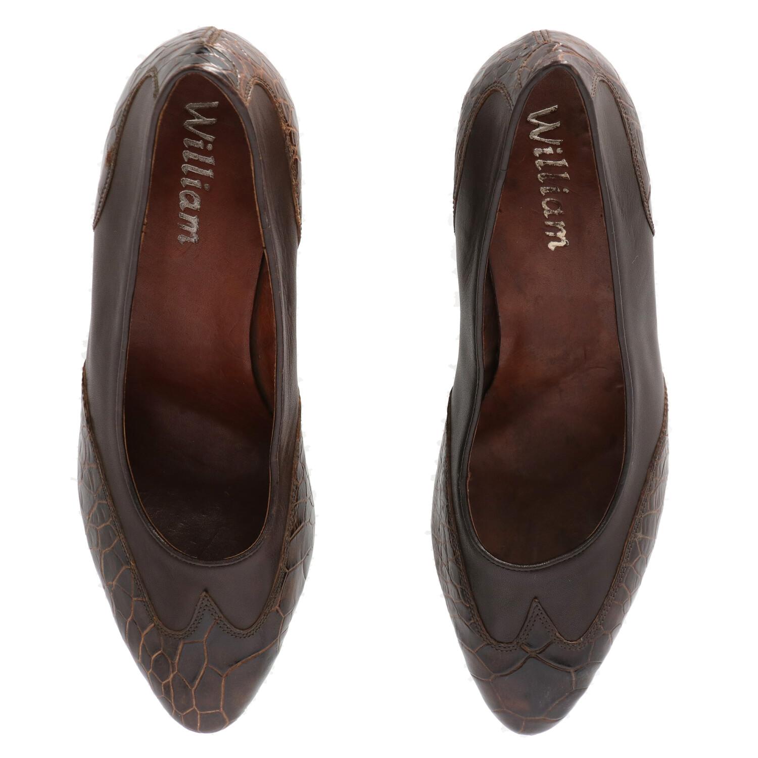 1990s William Crocodile Skin Low-Heeled Pumps 2