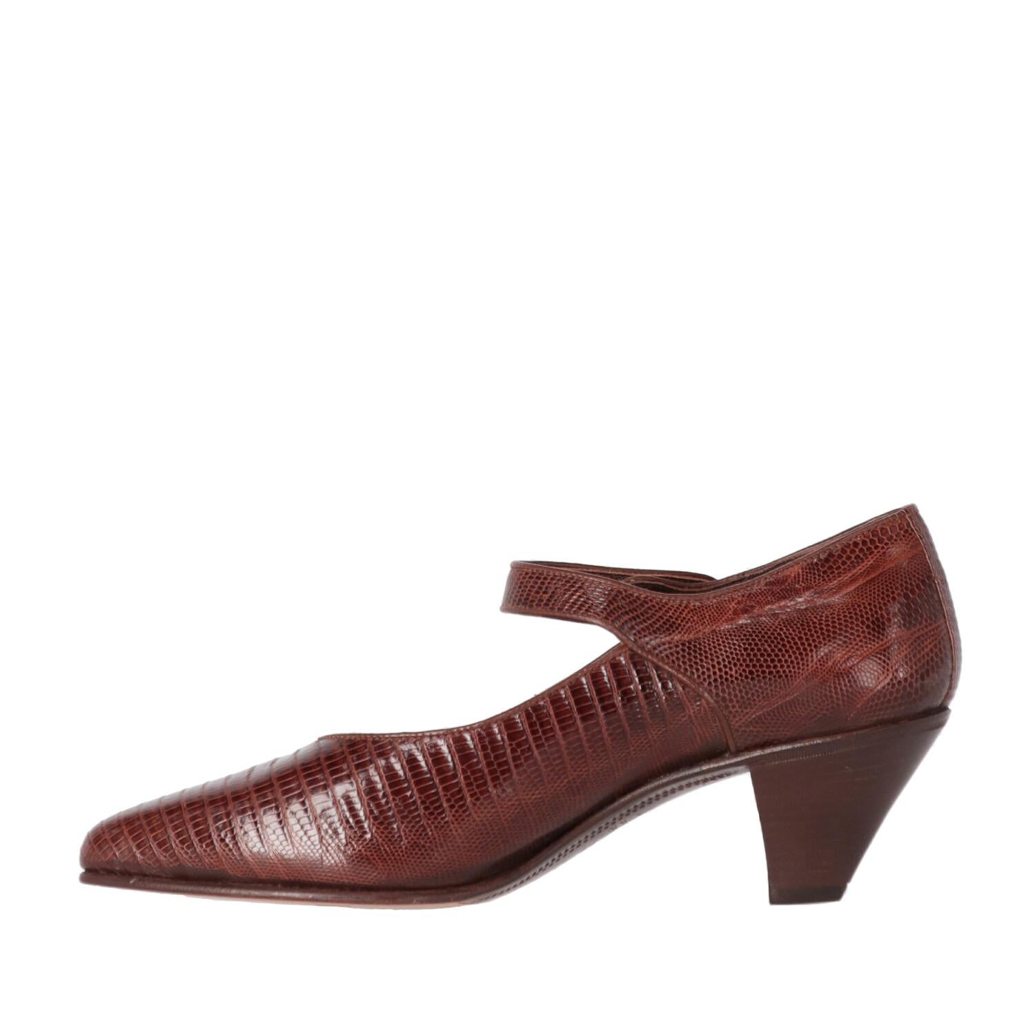 William brown Tejus lizard skin shoes. Mary Jane model with elastic button strap and low heels.

Size: 37 EU

Heel: 6 cm
Length insole: 23,5 cm

Product code: X0173

Composition: Leather

Made in: Italy

Condition: Never worn