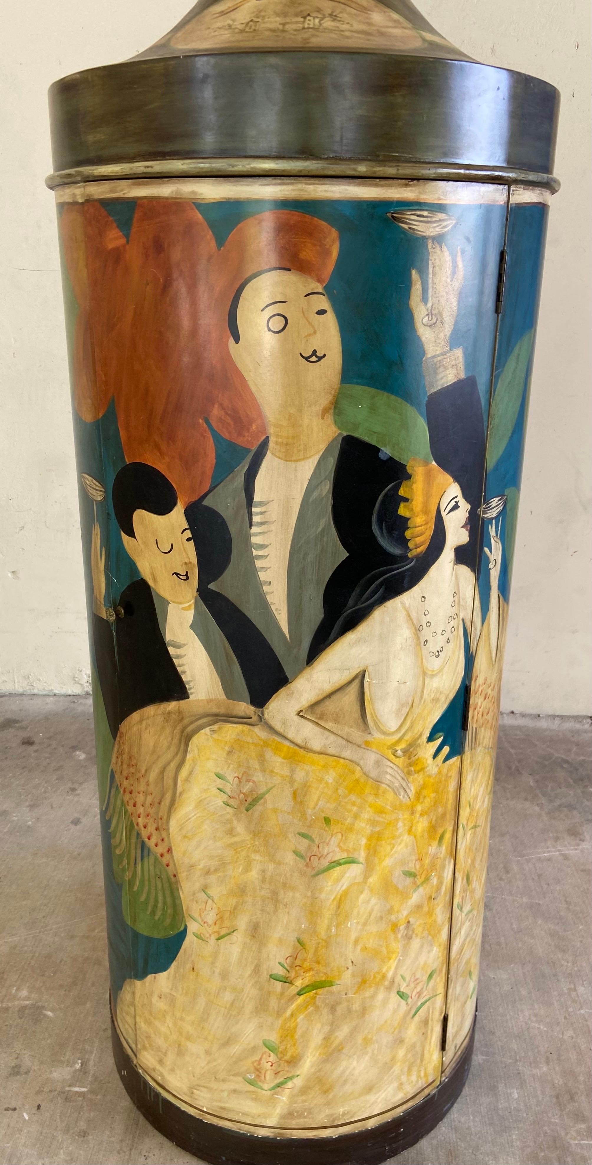 Un mobile vintage per la conservazione del vino unico e artistico, progettato a forma di bottiglia. Alto 73 pollici e con dimensioni di 24 x 24 pollici, questo pezzo presenta un esterno dipinto a mano con figure e scene vivaci e stravaganti.