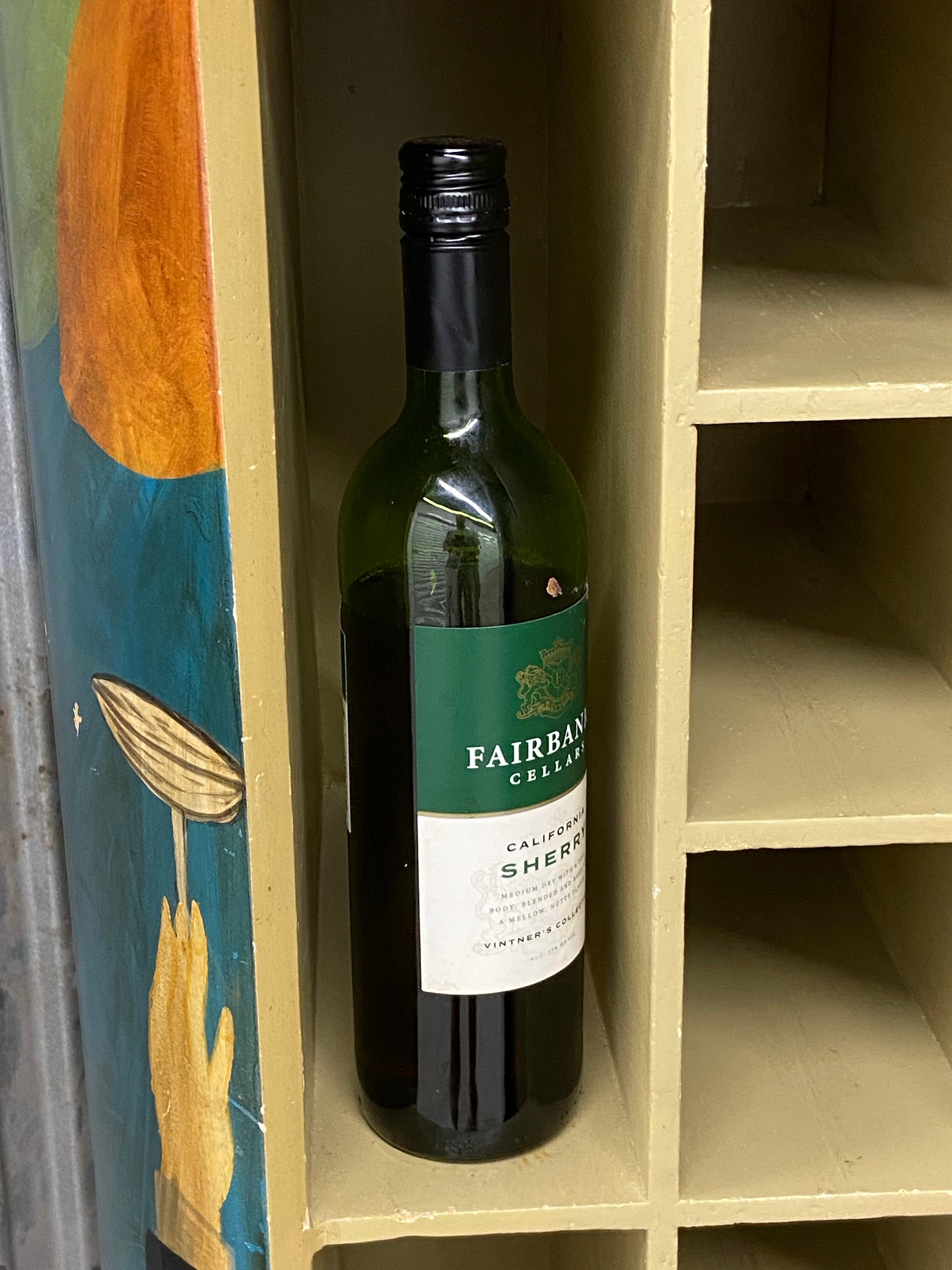 1990s Armadio per la conservazione del vino a forma di bottiglia in stile Art Deco dipinto a mano In condizioni buone in vendita a West Palm Beach, FL