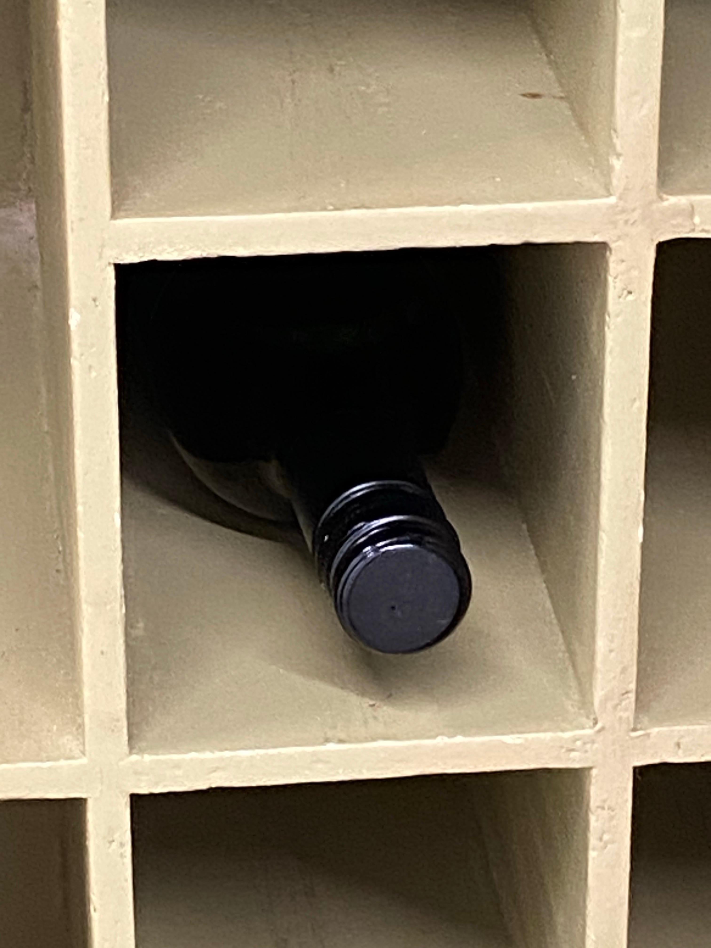 Fine XX secolo 1990s Armadio per la conservazione del vino a forma di bottiglia in stile Art Deco dipinto a mano in vendita