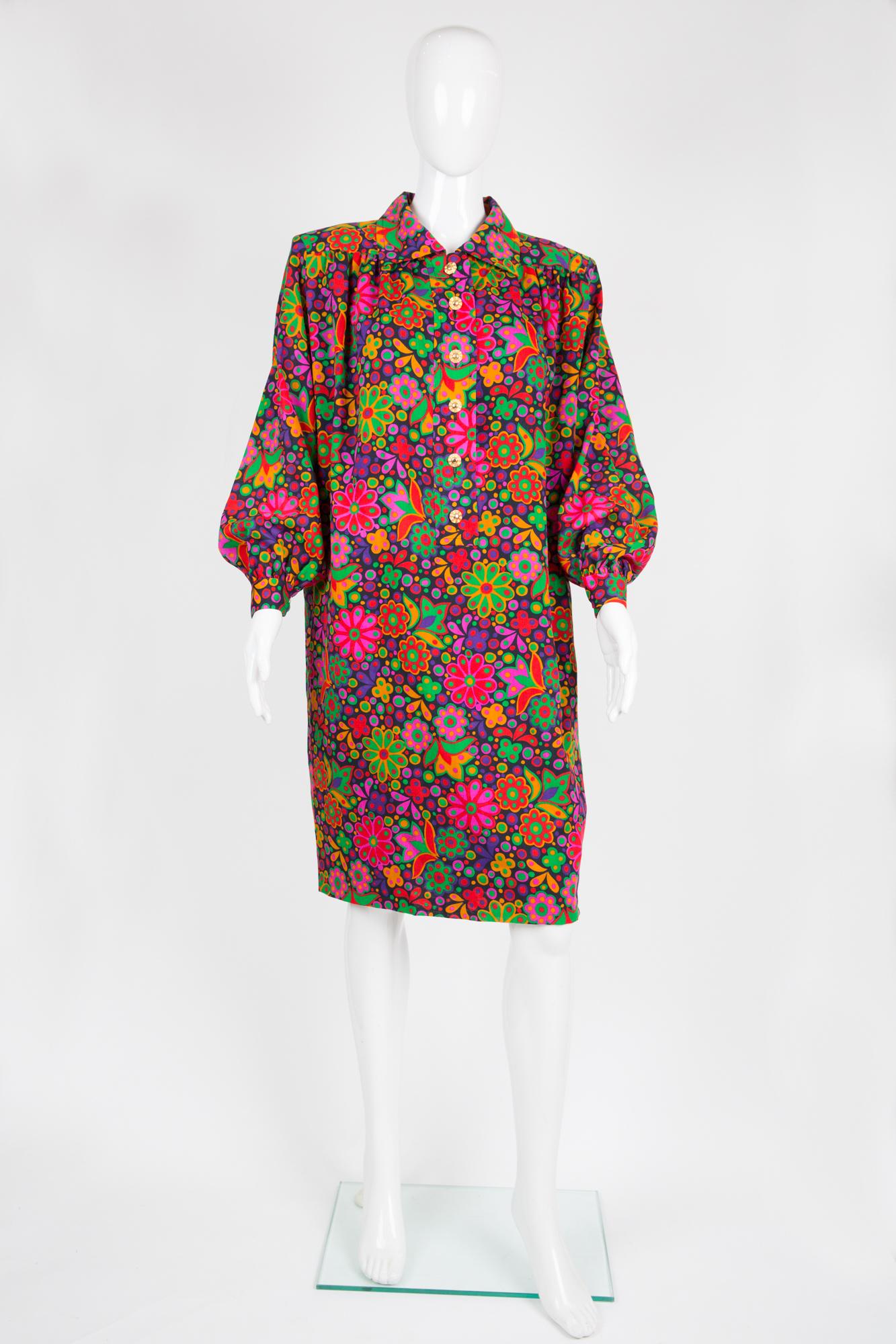 Iconic autumn winter 1990s/1991s Yves Saint Laurent multicoloured printed dress featuring shoulder pads, front gold tone buttons, an iconic flower print, side pockets , full lining.
See attached catwalk autumn winter 1990s/1991s.
100% wool
In