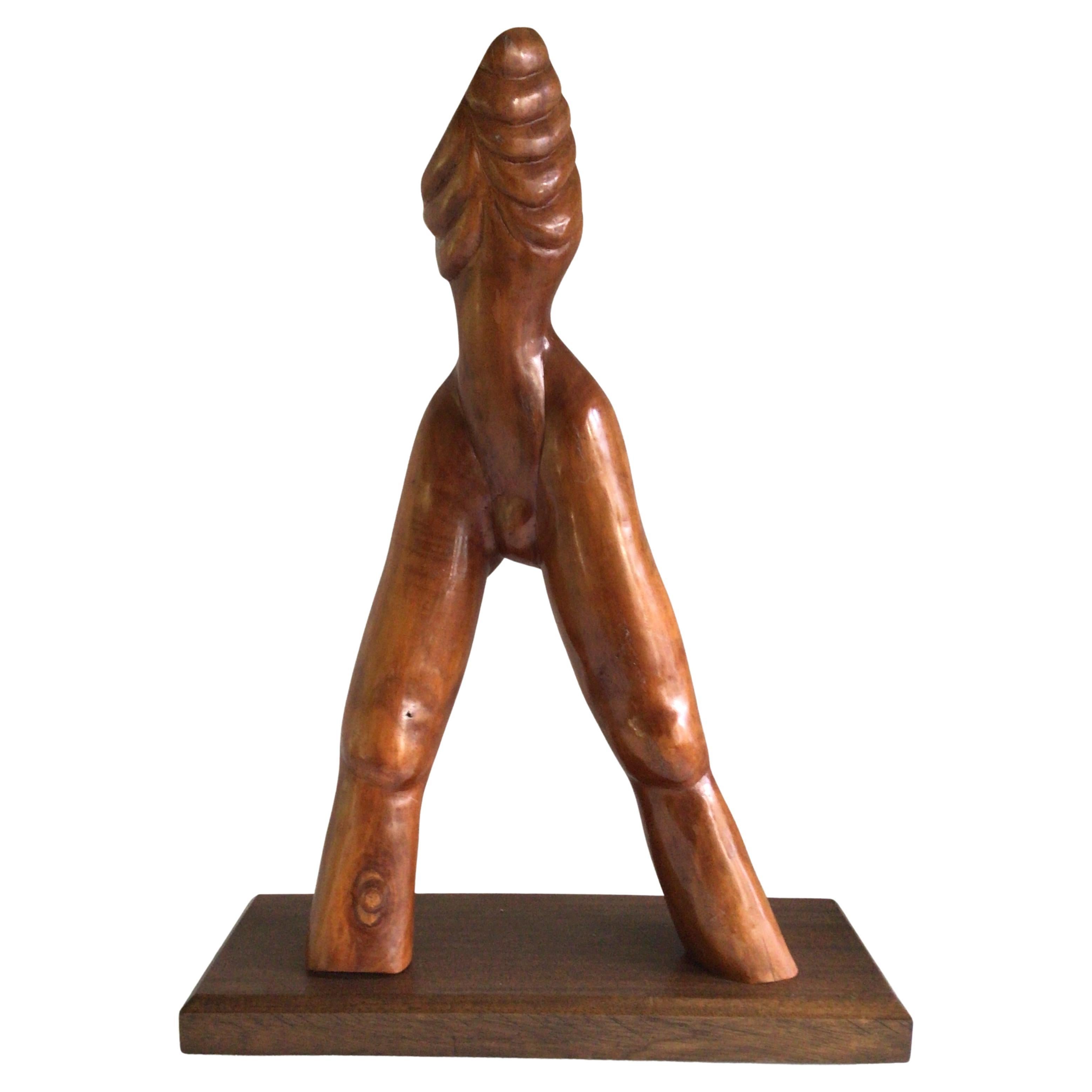 Scultura in legno degli anni 
90 di un corpo biomorfo su base di legno