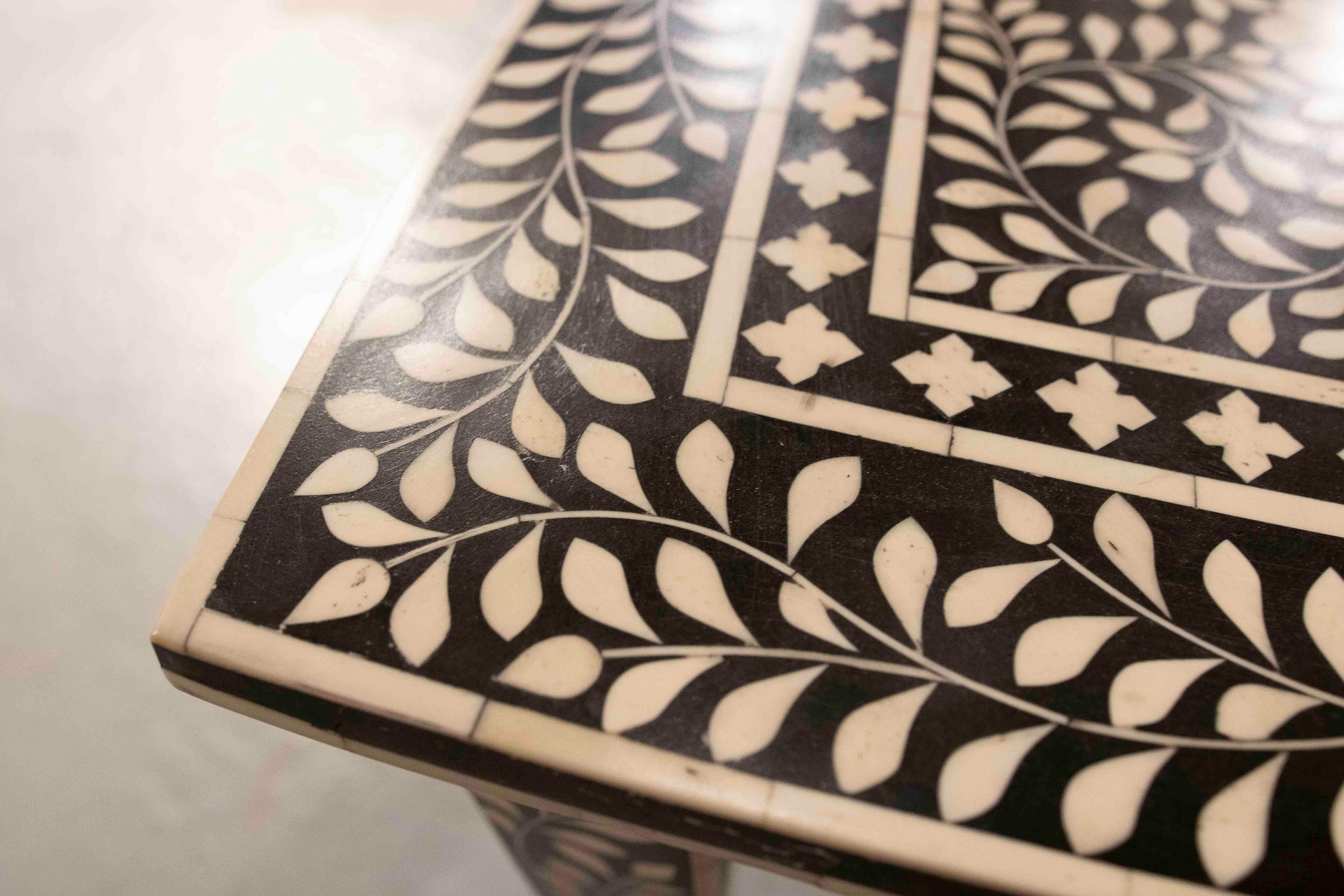 Table d'appoint des années 1990 avec incrustation de motifs floraux en vente 4