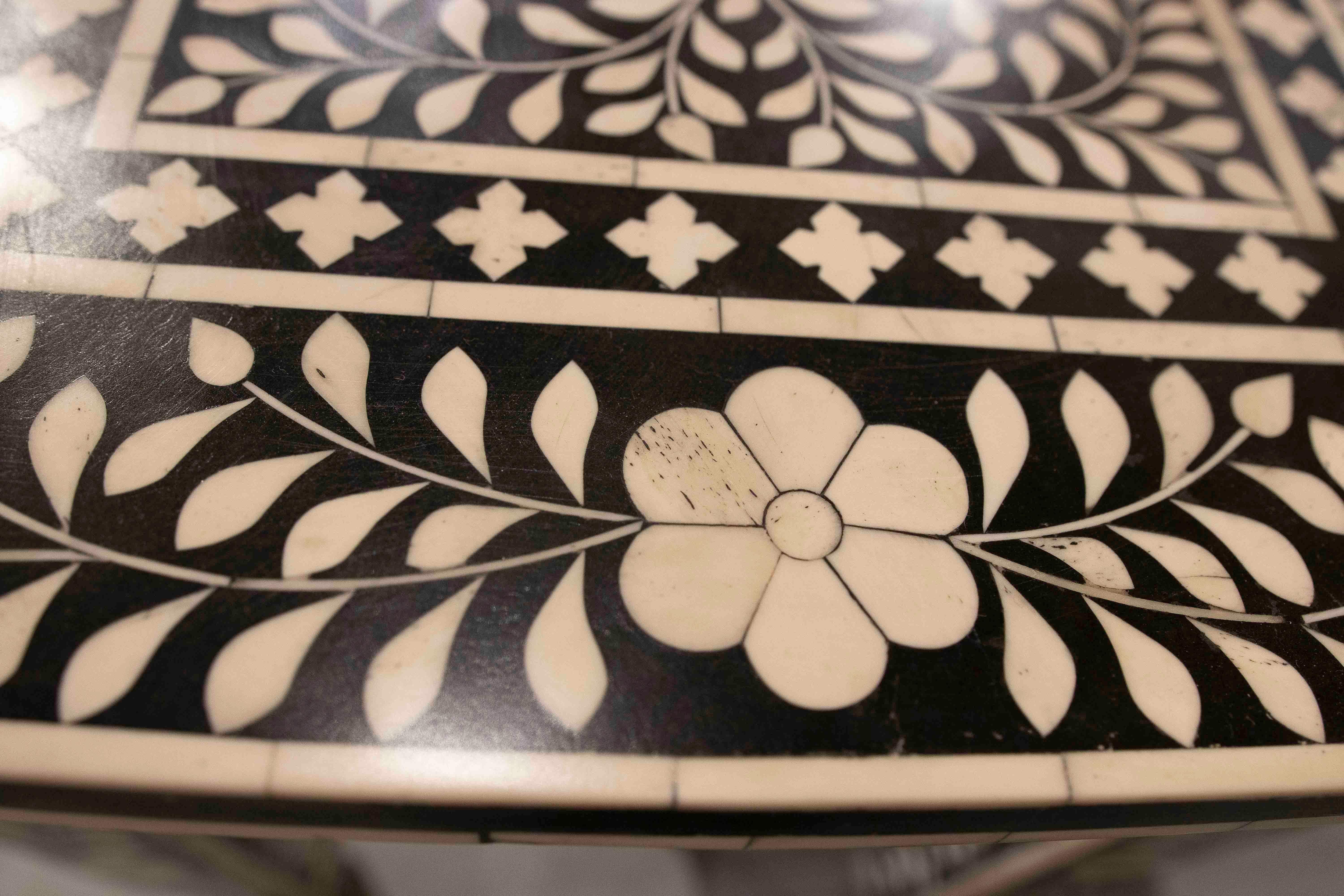 Table d'appoint des années 1990 avec incrustation de motifs floraux en vente 5