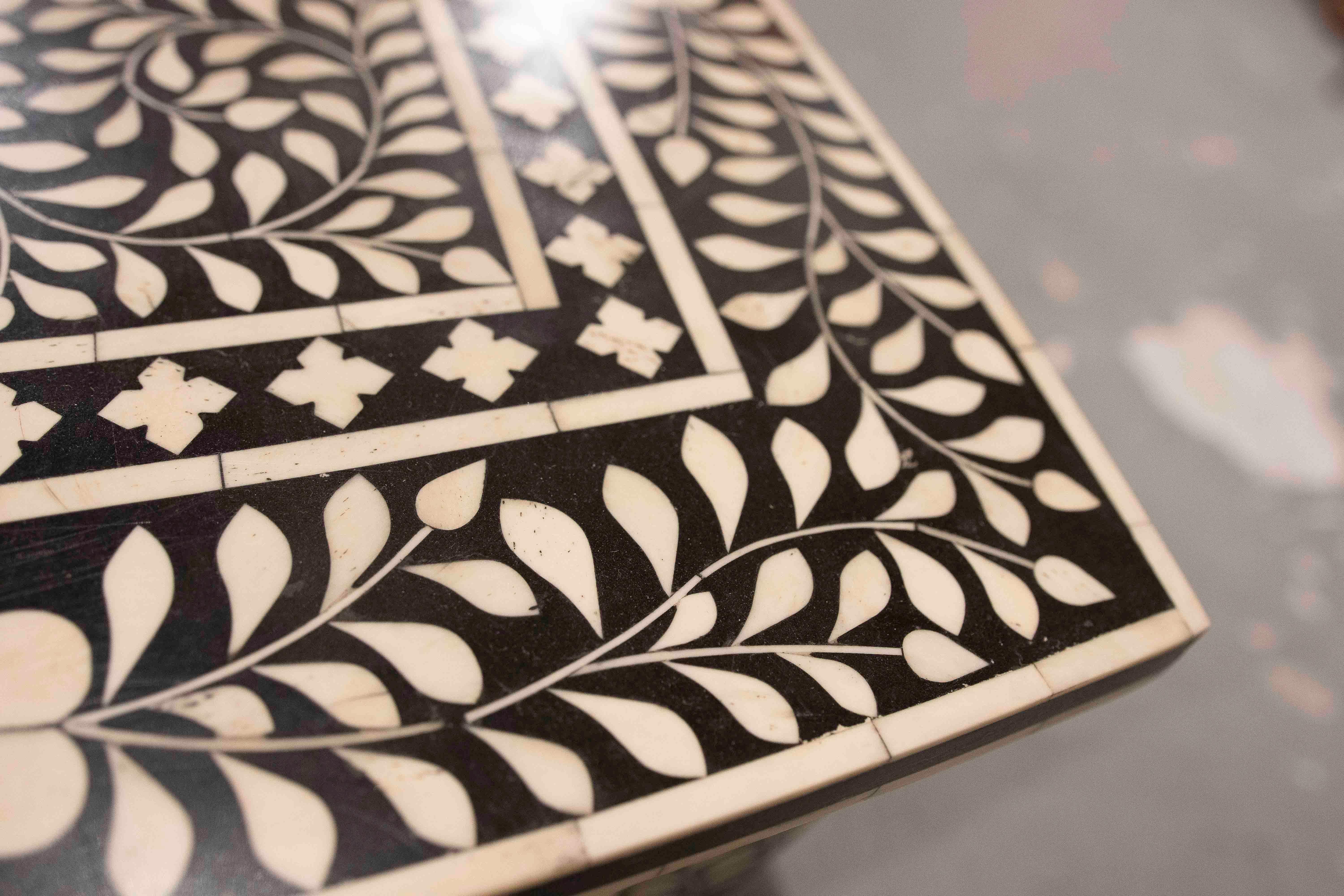 Table d'appoint des années 1990 avec incrustation de motifs floraux en vente 6
