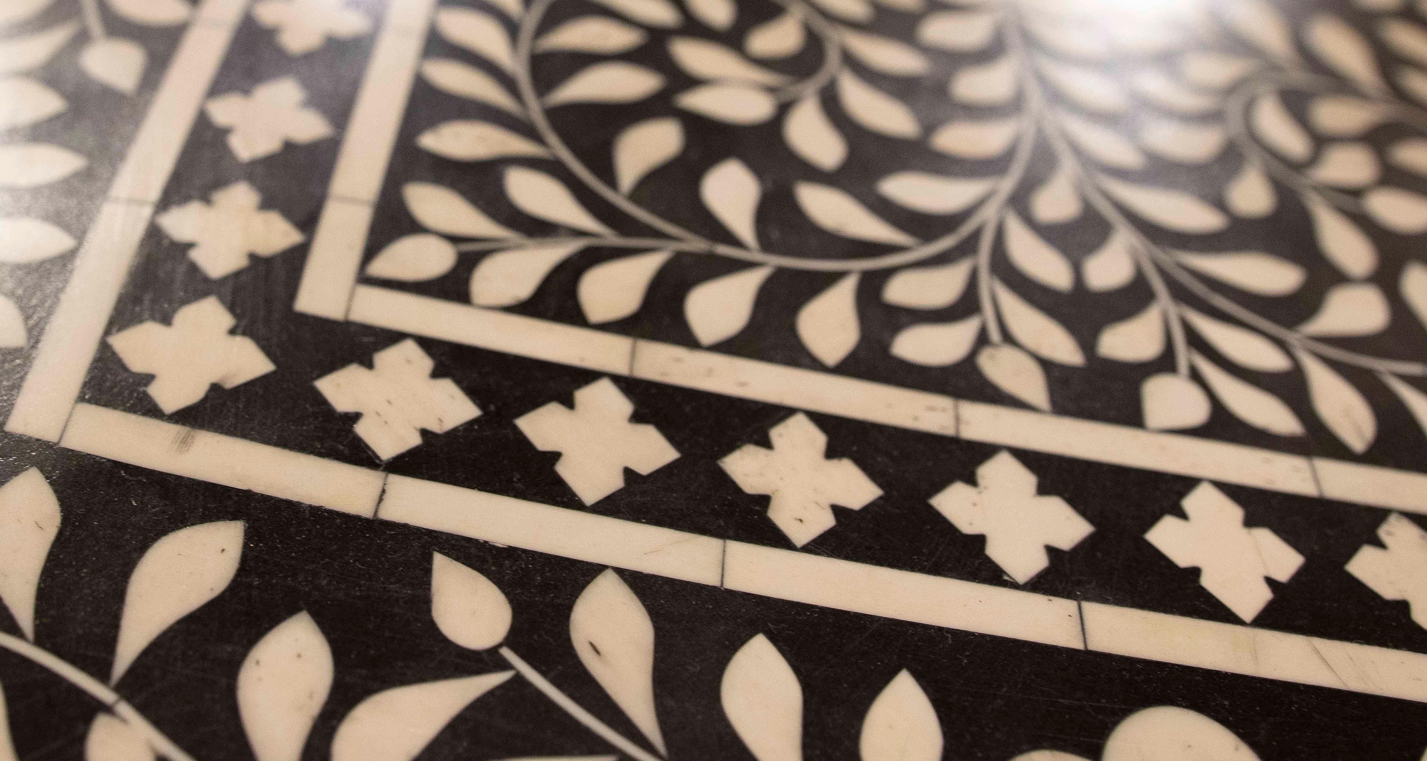 Table d'appoint des années 1990 avec incrustation de motifs floraux en vente 7