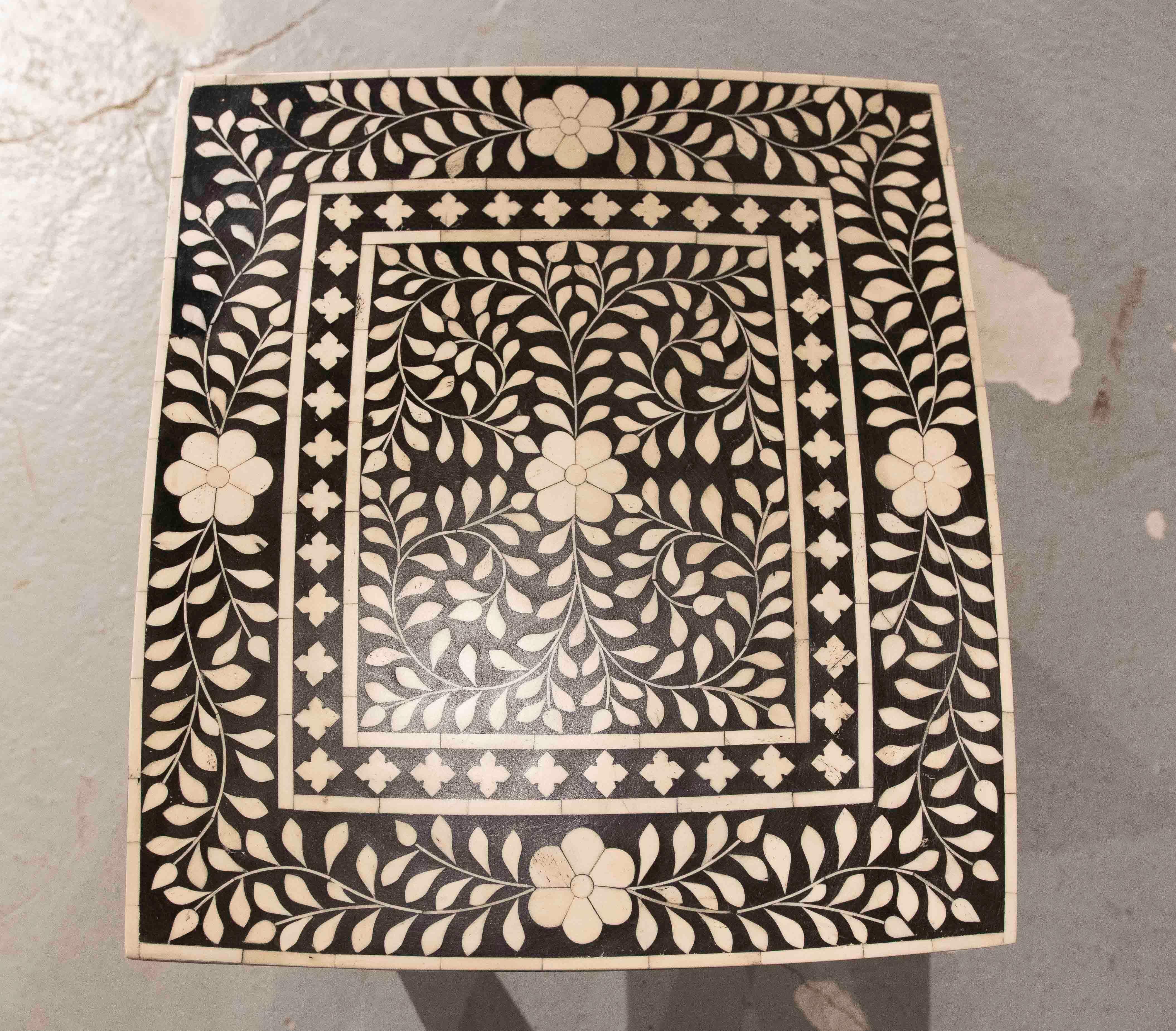 Table d'appoint des années 1990 avec incrustation de motifs floraux en vente 8