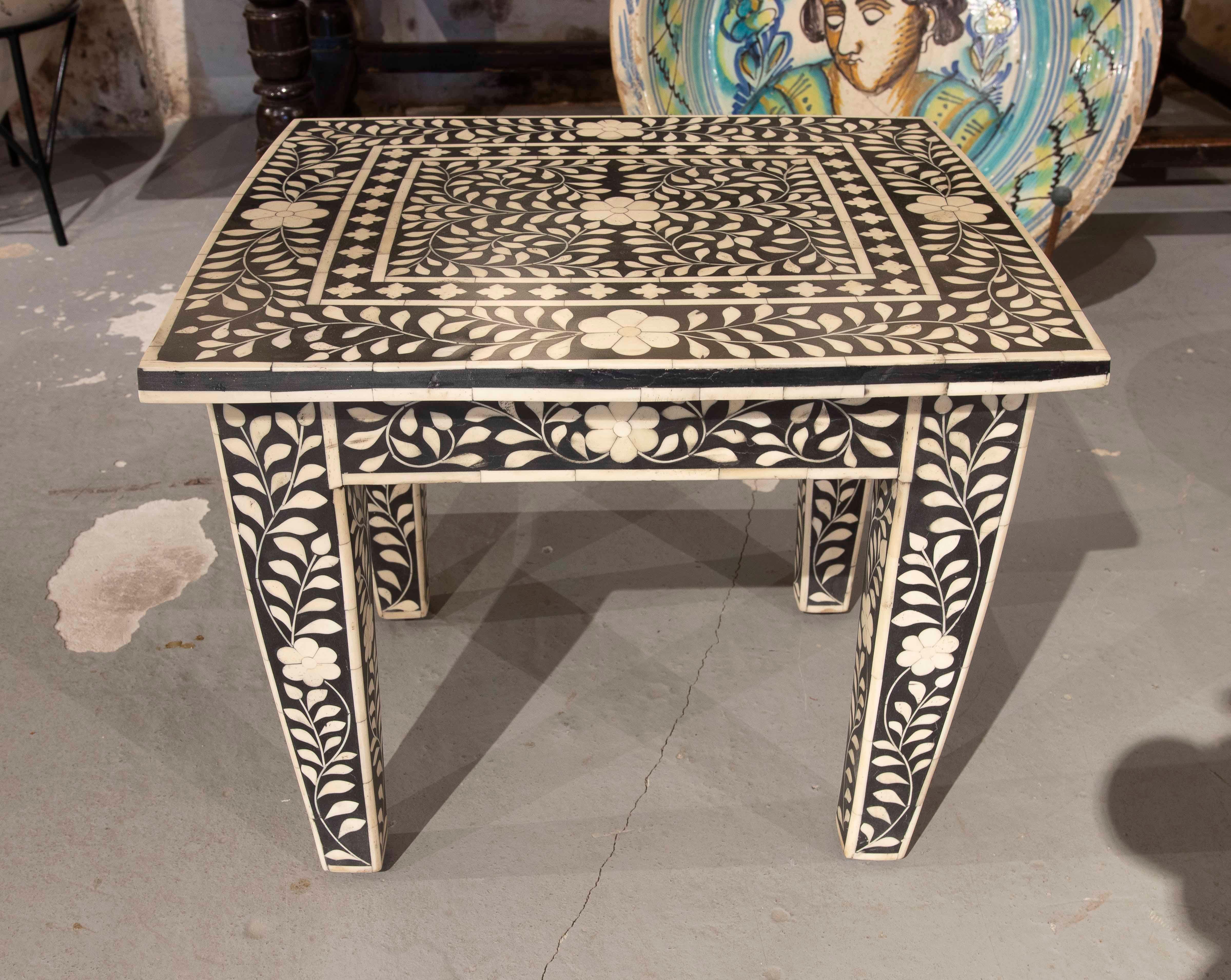 Magnifique table d'appoint ronde en bois massif, avec une gravure géométrique exquise sur la surface, inspirée des motifs traditionnels. Sa finition foncée met en valeur la profondeur des sculptures et apporte une touche rustique et élégante.

La