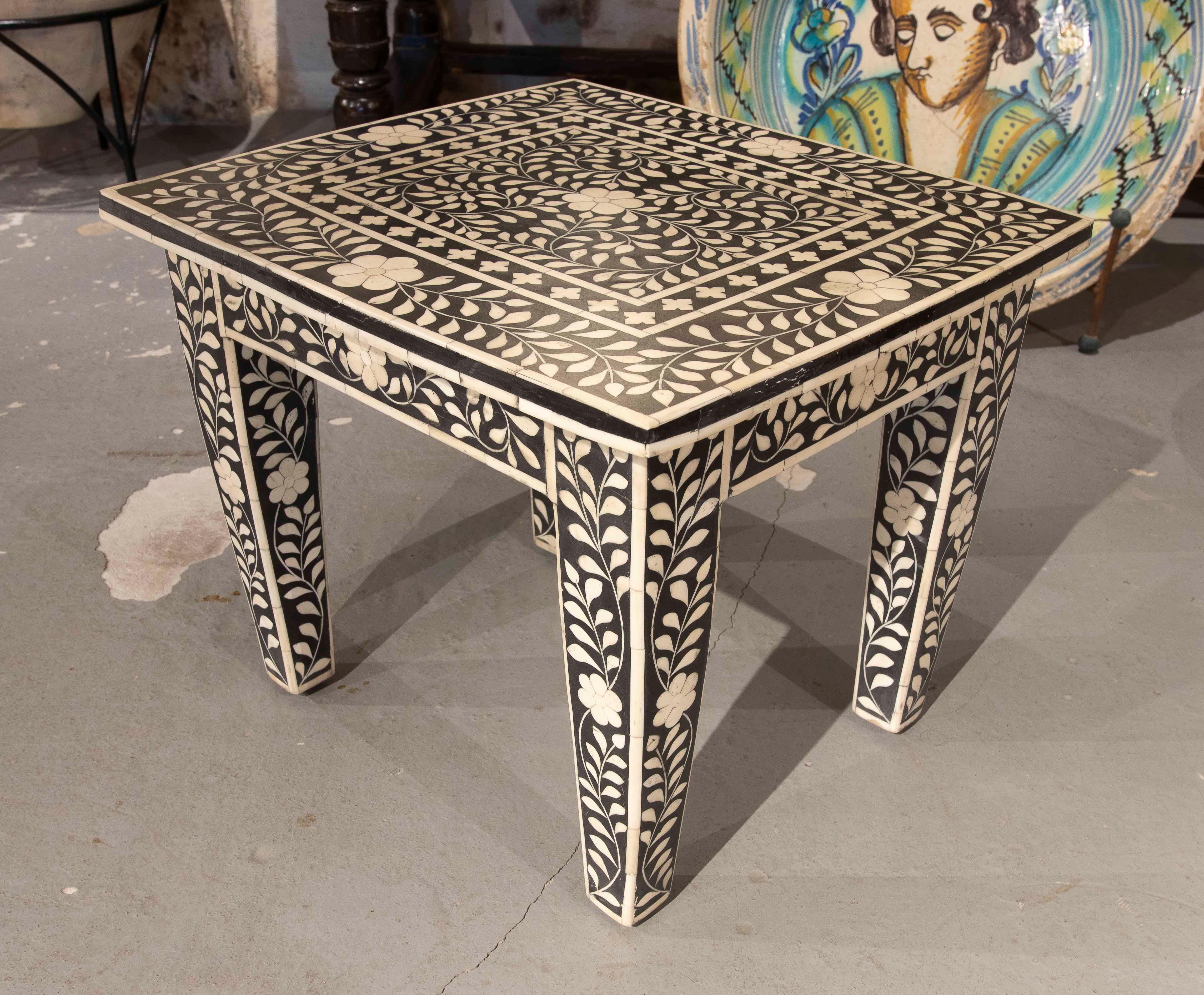 Asiatique Table d'appoint des années 1990 avec incrustation de motifs floraux en vente